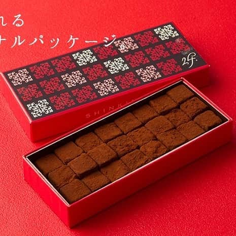 Shinkinedo Group inc.さんのインスタグラム写真 - (Shinkinedo Group inc.Instagram)「新杵堂の【和ショコラ】は、寒天を使用したヘルシーなチョコレート。 お口に入れた瞬間チョコの濃厚な味わいが広がり、寒天ならではの後味があっさりとしています。 一箱（24個入）でなんと229㌔カロリーと低カロリーにおさえていますので、健康に気遣う方、またご自身へのバレンタインのプレゼントにいかがでしょうか。 #チョコレート#生チョコ#寒天#バレンタイン#低カロリー#新杵堂#スイーツ#プレゼント#お取り寄せ#お菓子#和菓子#sweets#instafood#foodstagram」1月22日 21時24分 - shinkinedo