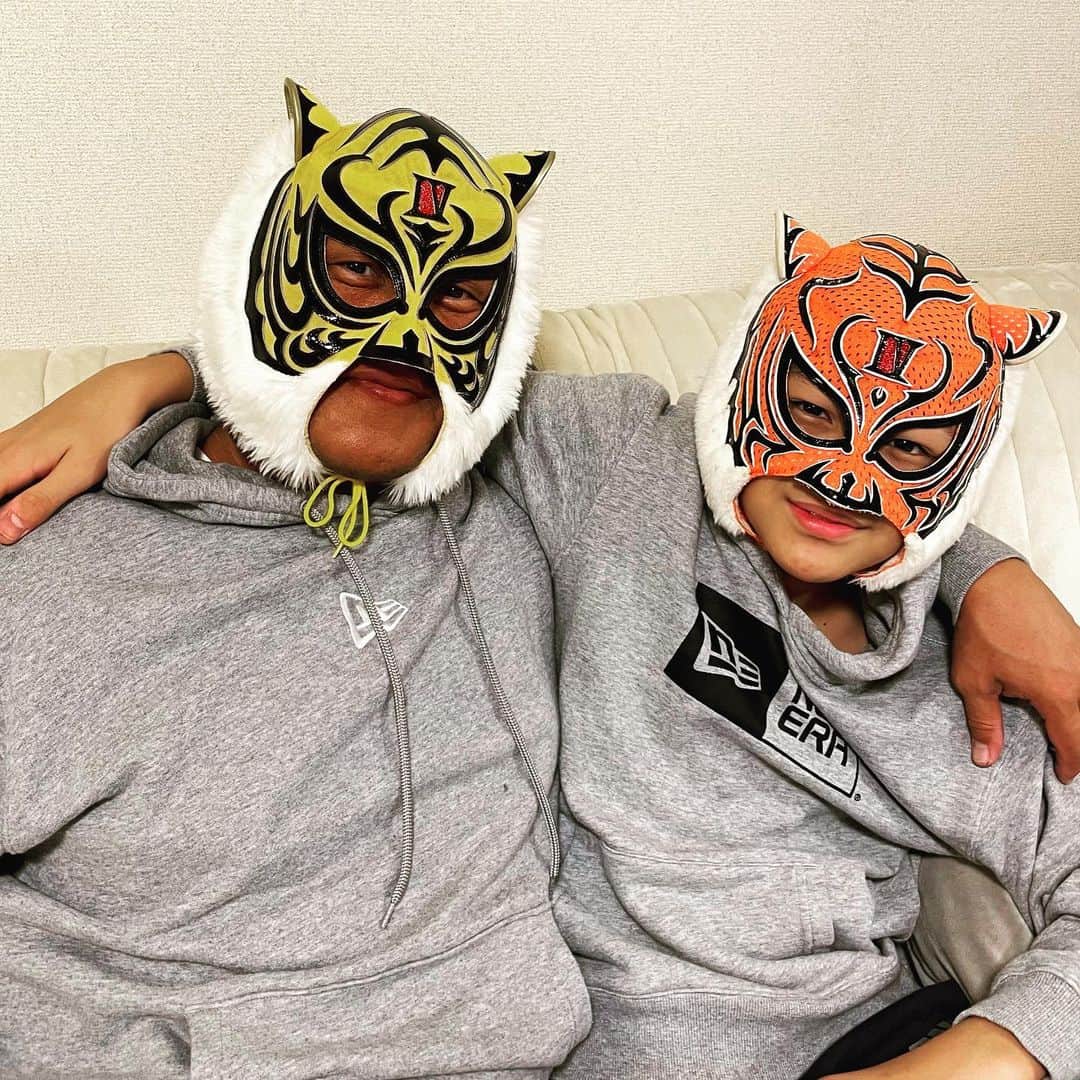 タイガーマスクさんのインスタグラム写真 - (タイガーマスクInstagram)「昨日、13歳の誕生日だった長男坊❗️ だんだんと顔が凛々しくなってきたなぁ☺️ いつまでマスク被って一緒に撮ってくれるかな？🤔 #タイガーマスク #tiger mask #njpw #チビ虎 #誕生日 #13歳」1月22日 21時24分 - tigermask.njpw_official