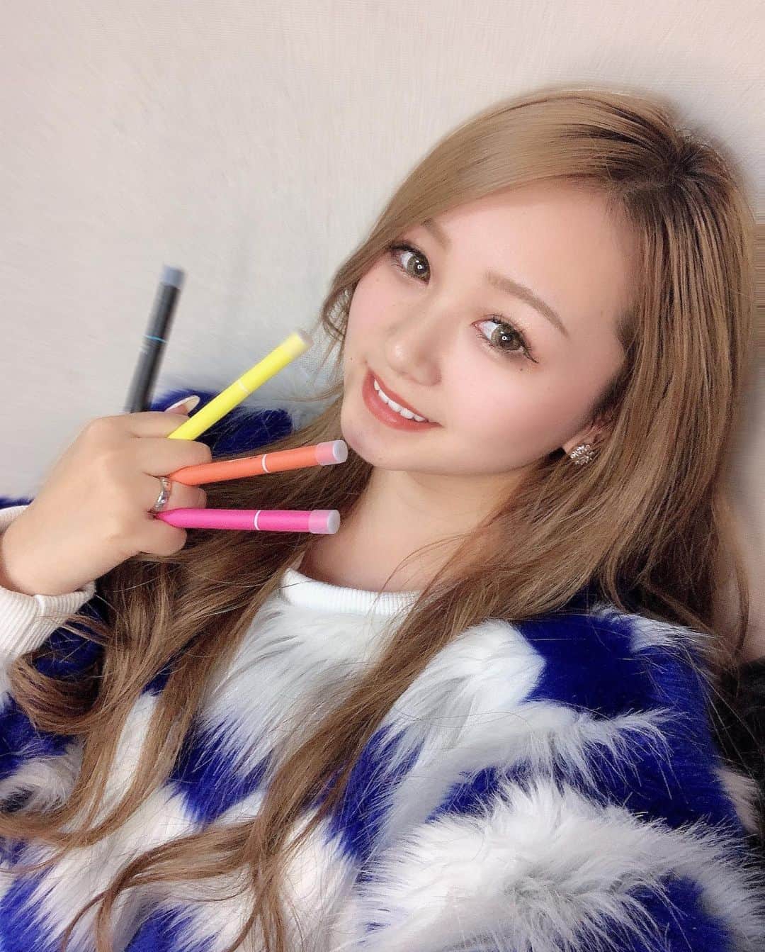 あゆぽよのインスタグラム：「🚭  ダイエットグッズがまた増えた❤️ いや、持ち方笑笑  当分お菓子は食べなくて済むわ笑笑  いまのあゆはムチムチボディだよね？ デブなの？違うって信じたい…  でも1キロ痩せたよ❤️  #pr #ダイエット #ダイエットグッズ」