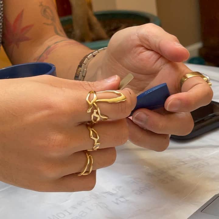 稲木ジョージのインスタグラム：「Feels like million years ago when I had online #Kintsugi workshop with @kintsugioxford and @milamorejewelry London PR team✨ And I’m wearing the Milamore Kintsugi rings, bangle and earrings! That was a fun activity but it felt like I used different part of my brain🤣 “Kintsugi binds together once shattered ceramic pieces with lacquer and gold powder. These gold scars breathe new life into what was previously thought of as broken. Our scars remind us that there is a story behind the physical and empower us to listen closely to that story. Milamore Kintsugi Collection invites you to embrace and take pride in what is yours, and honor the lessons, life, and beauty behind your scars. 😘 Not as good as new, but better than new!x そういえば、数ヶ月前にロンドンPRチームとイギリス媒体を集めて、オンライン金継ぎワークショップをやりました〜！ちょうどミラモアのキャンドルが割れたので、それを修復。金継ぎキャンドルを、KINTUGIリングをつけてワークショップをやるって、どんだけ金継ぎ好き😅 #金継ぎ とは？割れてしまった陶器を漆によって接着し、金粉装飾で仕上げます。そうする事により、割れ目部分が美しい金線となり、「壊れている」と考えられていたものに新しい命を吹き込みます。 それは、私たちにも言えることです。誰もがいくつもの困難を経験し時に傷ついても乗り越えて成長していきます。 これらの「傷」は、あなたの人生の物語として、思い出となります。 壊れた自分を隠すのではなく、ありのままの自分を愛すことがミラモアの考え方です。それがあなたなのだから。 ミラモアKINTSUGIコレクションは、自分自身を受け入れ、誇りを持ち、傷跡の背後にある教訓、そして人生の美しさを賛美しています。新作楽しみにしててねん😘💕」