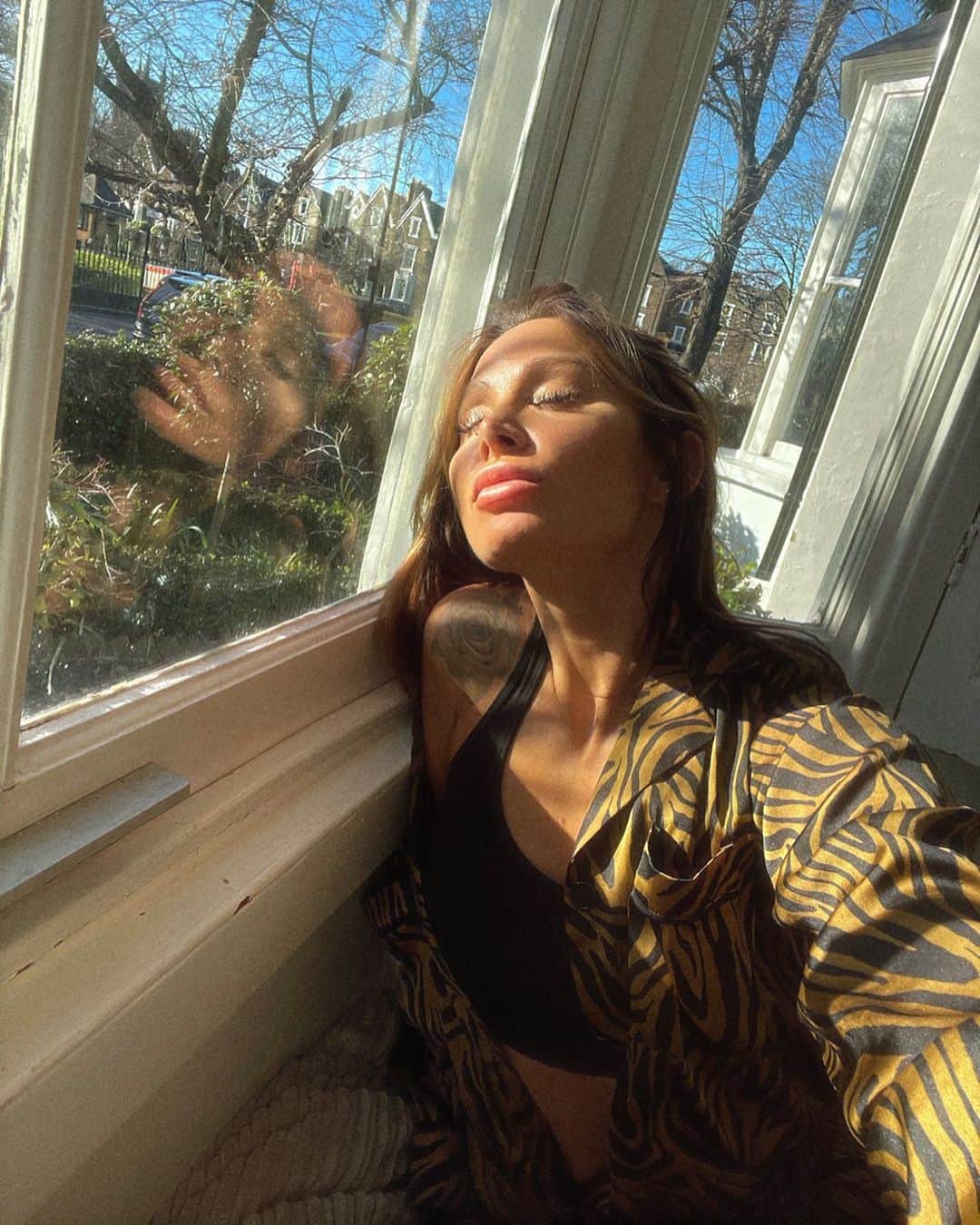 ルー・ティーズデールのインスタグラム：「Everyone in London today ☀️」