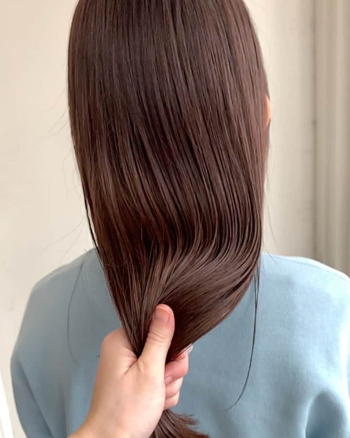 中西結梨花のインスタグラム：「cocoa🤎  💛#nakanishi_color﻿ 💛#nakanishi_hair﻿ 💛#nakanishi_set﻿ ﻿ ﻿ 🪐 得意ジャンル ﻿ #お洒落モテヘア #外国人ヘア #カジュアルヘア #ガーリーヘア﻿ ﻿ ✂️ 得意なスキル ﻿ ✔️#ブリーチ やハイライトで作る #外国人カラー﻿ ✔️ナチュラルトーンアップ #極細ハイライトカラー﻿ ✔️染めたてから色落ちまで計算した #透明感カラー﻿ ✔️ストレートでもキマる #切りっぱなしカット﻿ ✔️自分でも巻きやすい #ふわふわレイヤーカット﻿ ﻿ 🎈﻿ お客様のなりたいイメージを引き出して、﻿ ファッション、雰囲気に合わせた似合せヘアを。﻿ ライフスタイル、美容室周期に合わせて、ヘアを提案します。﻿ ﻿ 全て1人で施術し、丁寧かつスピーディーに。﻿ 半個室の空間でマンツーマンで担当致します🌿﻿ 初めての方もお気軽にどうぞ ✂︎﻿ ﻿ ✂️EMANON share salon 📍東京 (新宿駅南口徒歩2分)﻿ ✂️EMANON share salon 📍福岡 (天神駅徒歩1分 ※2ヶ月に一回出張)﻿ ﻿ ご予約はInstagramトップのURL、﻿ 予約専用LINEからのみになります💌﻿ ﻿ 予約の空き状況をご確認の上ご連絡いただけると﻿ 予約のご案内がスムーズです🪐﻿ ﻿ #nakanishi_color#お洒落モテヘア#ロングヘア#ブリーチカラー#ハイライトカラー#切りっぱなしヘア#ふわふわレイヤーカット#ミルクティーベージュ#東京#東京美容室#新宿#新宿美容室#透けるグレー#ゆるまき#モテ髪#ミニボブ#コテ巻き#ヘアカタログ#お洒落カラー#外国人ヘア#透明感カラー#イルミナカラー」