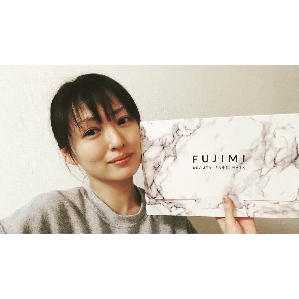 脇田唯のインスタグラム：「💆🏻️  FUJIMIさんのサプリをご紹介しましたが、診断で美容マスクもパーソナライズしてもらいました✨以前にも使用したことがありますが、こちらのマスク、とってもお気に入りです！！  @fujimi_me #PR  肌診断はここから飛べます🕊 今のお手入れに少しでも不満があるなら、まずは肌診断だけでも試してみてください！→https://bit.ly/3qU5I8l  美容マスクも色んなもの試してますが、なかなか自分に合うのって探せないと思いませんか⁉️肌がヒリついたり、効果がイマイチ分からなかったり・・・💧でも、FUJIMIのマスクは肌が生き返る感じをすぐに実感できました♥︎︎  肌診断から導き出された、それぞれの肌悩みに沿った美容液が二種類含まれてます。肌トラブルに効くもの、なりたい肌に導くもの。そして、それを使うときに押し上げてマスクに浸透させるので、新鮮な美容液をマスクに含ませることができます！  美容液が二種類配合されてるのも贅沢ですが、私のお気に入りポイントはなんと言ってもマスクの質感！ペラペラしてないので肌に乗せやすいし、ピタッと吸着してくれる感じで気持ちいいです☺  どんなものが成分として含まれているのかの一覧表も一緒に同封されて、大理石を思わせるマーブル模様のBOXで届くのも気分が上がります⤴️疲れてると、ついサボってしまう肌のお手入れですが、オシャレなパッケージは気持ちも盛り上げてくれるので頑張れます💪  #fujimi #フェイスマスク  #セミオーダー  #美容」