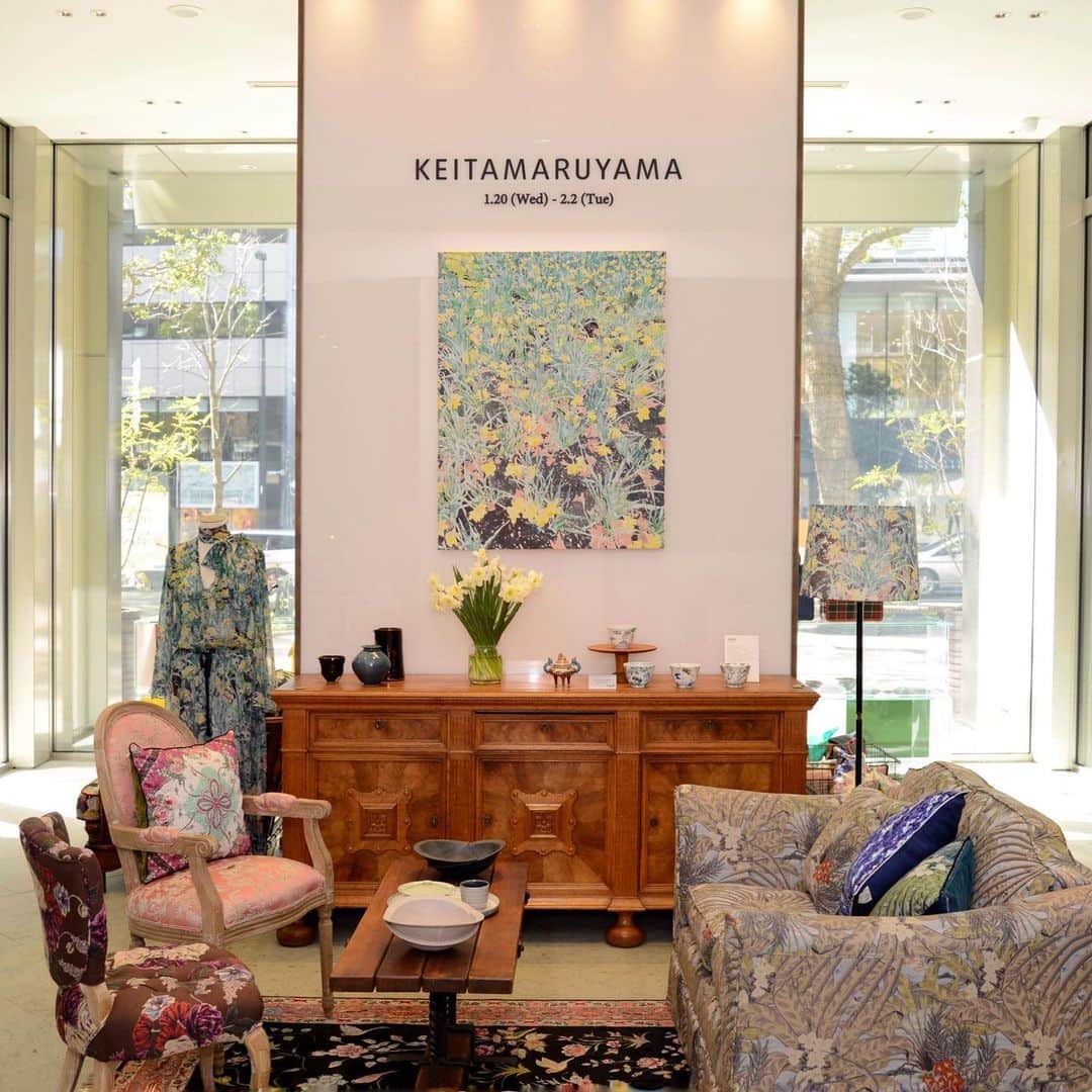 のインスタグラム：「ーNEWSー﻿ ＜KEITA MARUYAMA ISETAN SALONE POP UP＞皆様に嬉しいお知らせです。﻿ ﻿ ✔︎1/23 土　デザイナー丸山敬太アピアランス開催！﻿ ﻿ ぜひお部屋の家具のお見立てから、お洋服のお見立てまでさせていただきます。﻿ 作家ものの食器、時を超えて愛される骨董、暮らしが豊かになる家具や素晴らしいアーティストの絵画…ISETAN SALONEのコンテンポラリーな空間が丸山敬太のディレクションによりうっとりするようなサロンになっております。﻿ 春を感じさせる店頭へぜひお出かけください。﻿ ﻿ ポップアップの商品はお電話でご注文いただけます。﻿ お電話注文は三越伊勢丹のエムアイカード決済、または代金引換(現金のみ)にてお承りいたします。﻿ ※別途送料を頂戴いたします。 ﻿ ※代金引換でご注文の際は、別途代引き手数料を頂戴いたします。﻿ ﻿ お電話注文をご希望のお客さまは伊勢丹サローネまでお問い合わせください。﻿ ﻿ ISETAN SALONE﻿ TEL:03-6434-7975(直通)﻿ ﻿ ※新型コロナウィルス感染拡大防止の観点から﻿ 当面の間、午前11時〜午後8時の営業となります。予めご了承ください。」