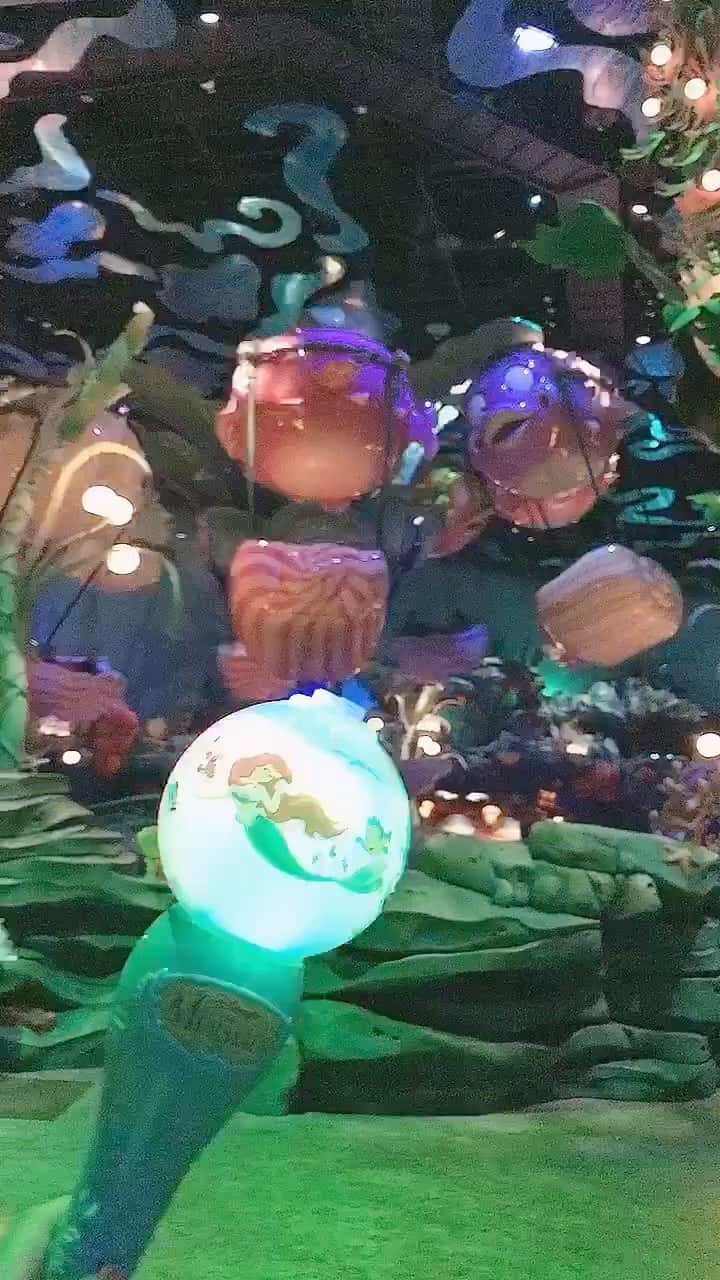 れみぱんのインスタグラム：「更新する写真ないからいつかのディズニー🐠🎈 またしばらく行けなそうだもんね〜暖かくなったら行きたいけどどうでしょう🤔」