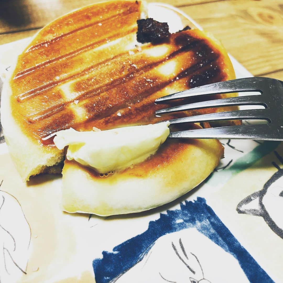 脇田唯のインスタグラム：「🍴 あんまんを ホットサンド焼くやつで バター塗って 焼くと  美味しいよ  肉まんも美味しいよ」
