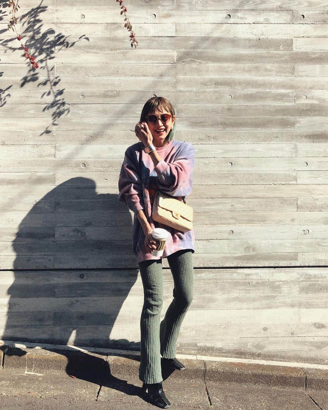 のインスタグラム：「ベージュやブラウン系も 好きだけど、やっぱりカラフルな服もすきー○ 色々なカラーを着こなせる母ちゃんでいたいな♡ カジュアルになり過ぎない様に Chanelのマトラッセでシメッ👌🏼 #大人カジュアル  #ママファッション #ママコーデ #ボブヘア #赤ちゃんのいる生活 #男の子ママ #女の子ママ #子供のいる暮らし #インテリア #ブリーチヘア #前髪ぱっつん #zara  #スウェットコーデ #タイダイ #タイダイ柄 #chanel #ザラ」