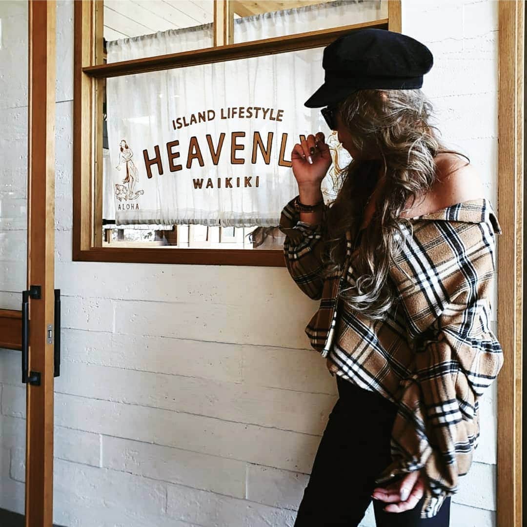 𝑵𝒐𝒓𝒊のインスタグラム：「. . . 📷いつかのカフェ巡り☕💭💕 @heavenly_jp . . . . そういえば、ハワイのHeavenlyはどうなってるんだろ?!🙄 ってググってみたら...... ハワイに行くたびに行ってたお店が閉店していることを知ってショック😵 . . . 他にもめっちゃ有名なレストランとか次々閉店.... コロナの影響で閉店を余儀なくされてる😭 今度ハワイに行った時は かなり様変わりしちゃってるんだろうな😢 . . . . #cafe #tokyocafe #instacafe #tokyo #daikanyama #fashion #coordinate #instafashion #cafestagram #カフェ #カフェ巡り #カフェ活 #朝活 #東京 #代官山 #東京カフェ #カフェスタグラム #コーデ #コーディネート #プチプラコーデ #チェック #シャツ #プチプラ #スナップミー #大人カジュアル #大人女子 #カフェ好き #休日 #デート #女子会」