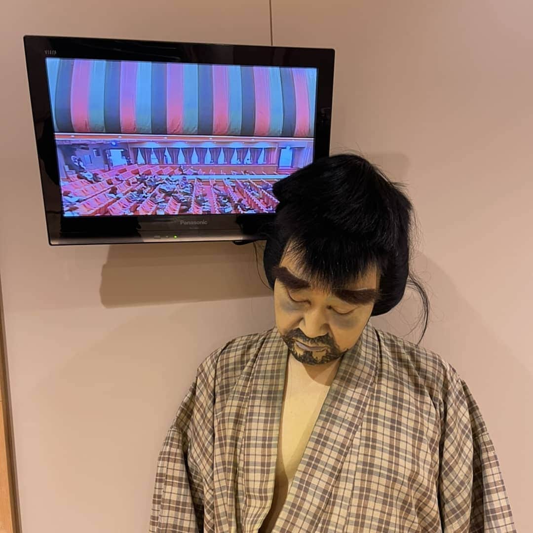 のインスタグラム：「本日の馬太郎 楽屋モニター前  一月歌舞伎座第三部の開演時間が変更になりました。 27日(水)の千穐楽まで午後6時20分開演です。 よろしくお願いします✨ #歌舞伎 #中村松江 #らくだ #壽初春大歌舞伎 #歌舞伎座」