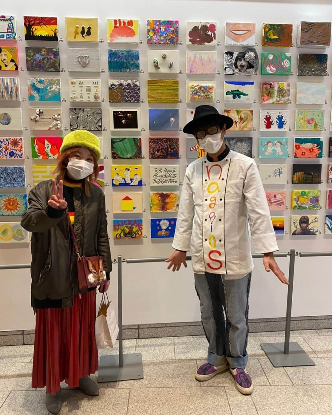 永井佑一郎さんのインスタグラム写真 - (永井佑一郎Instagram)「#匿名希望展  に、絵を出させて貰いました！  まいちゃんとひとみと一緒に絵を見てきましたよ😁  匿名で絵が展示されていて 購入してから誰の絵かが分かるシステム！  僕の絵を買って頂いた方有難うございました！！  お金は全て子供達の画材道具になるんです！👏素晴らしい企画をしてくれたジョージさん有難うございました！  帰りに黒カレーを食べました。  はい。  黒が  黒たべました。  #地黒」1月22日 21時31分 - yuichirou_nagai