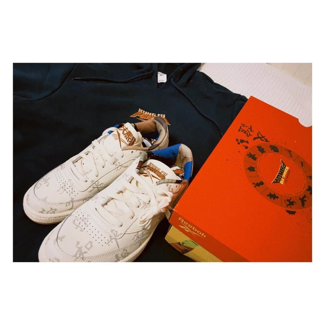 火寺バジル（魔法少女になり隊）さんのインスタグラム写真 - (火寺バジル（魔法少女になり隊）Instagram)「可愛すぎる💭 . . . #reebok #バジ靴　#リーボック　#スニーカー　#靴　#カンフーパンダ　#sneakers」1月22日 21時42分 - kazi_baziru