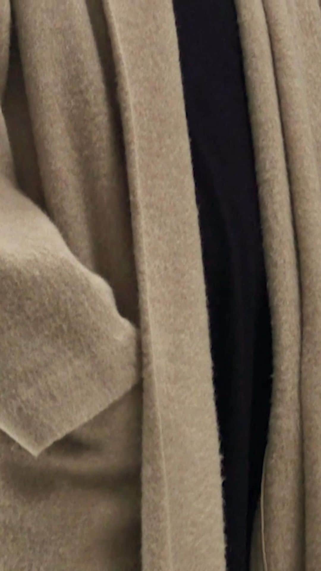 アメリカンビンテージのインスタグラム：「Long & minimalist wool coat 💫 The Onobay coat is a must-have. Despite its loose cut, it very light and comfortable and easy to wear. #americanvintage #americanvintagewomen #womenswear #fashion」