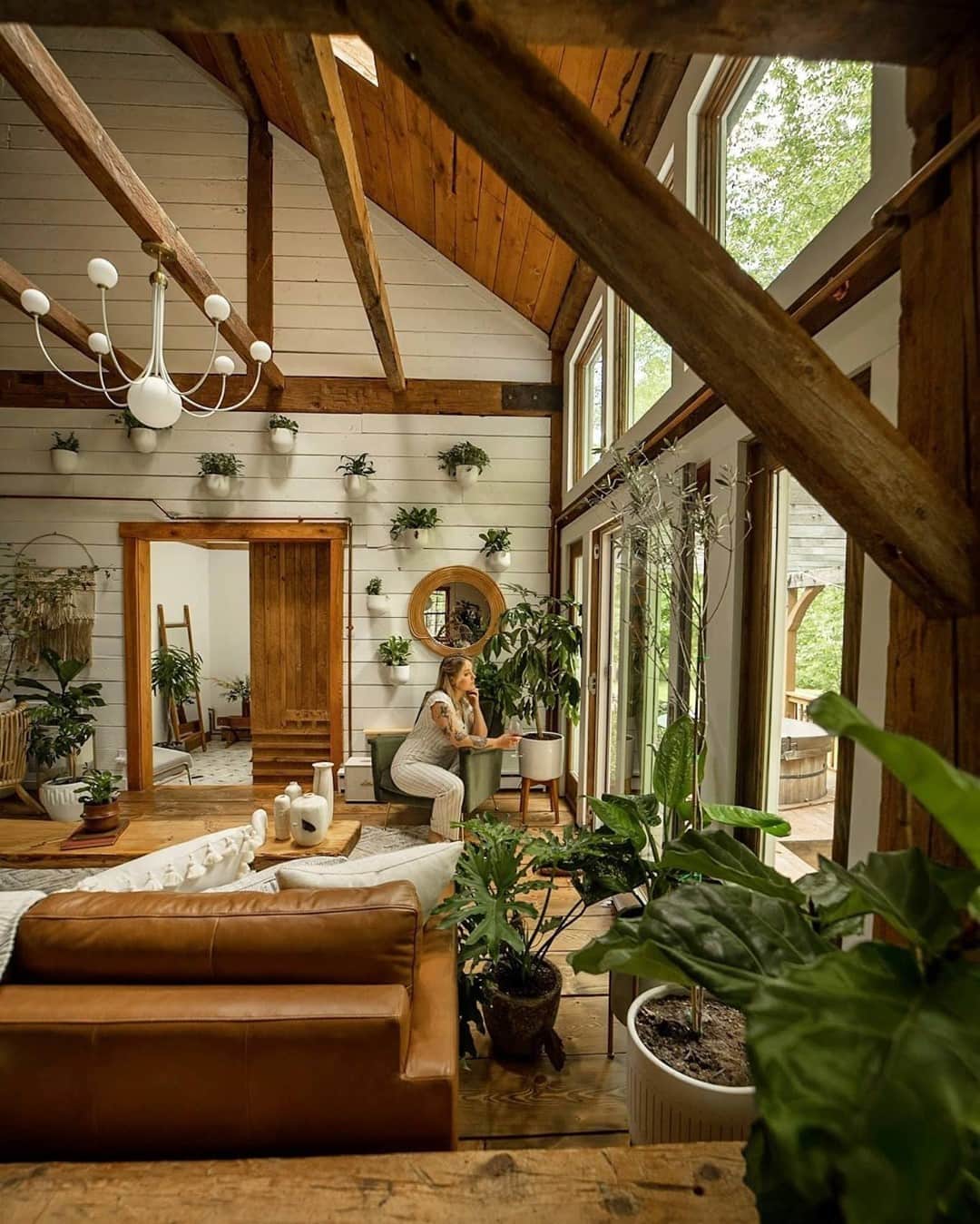 Airbnbのインスタグラム：「Superhosts Danielle and Ely make sure their big cabin brims with life year-round. Originally built in 1845, it’s an elegant base for the slopes of Hunter or Windham mountains in the winter, or for Colgate Lake and endless forest trails when it’s warm.   Photo: @dirtandglass / @thehunterhouses」
