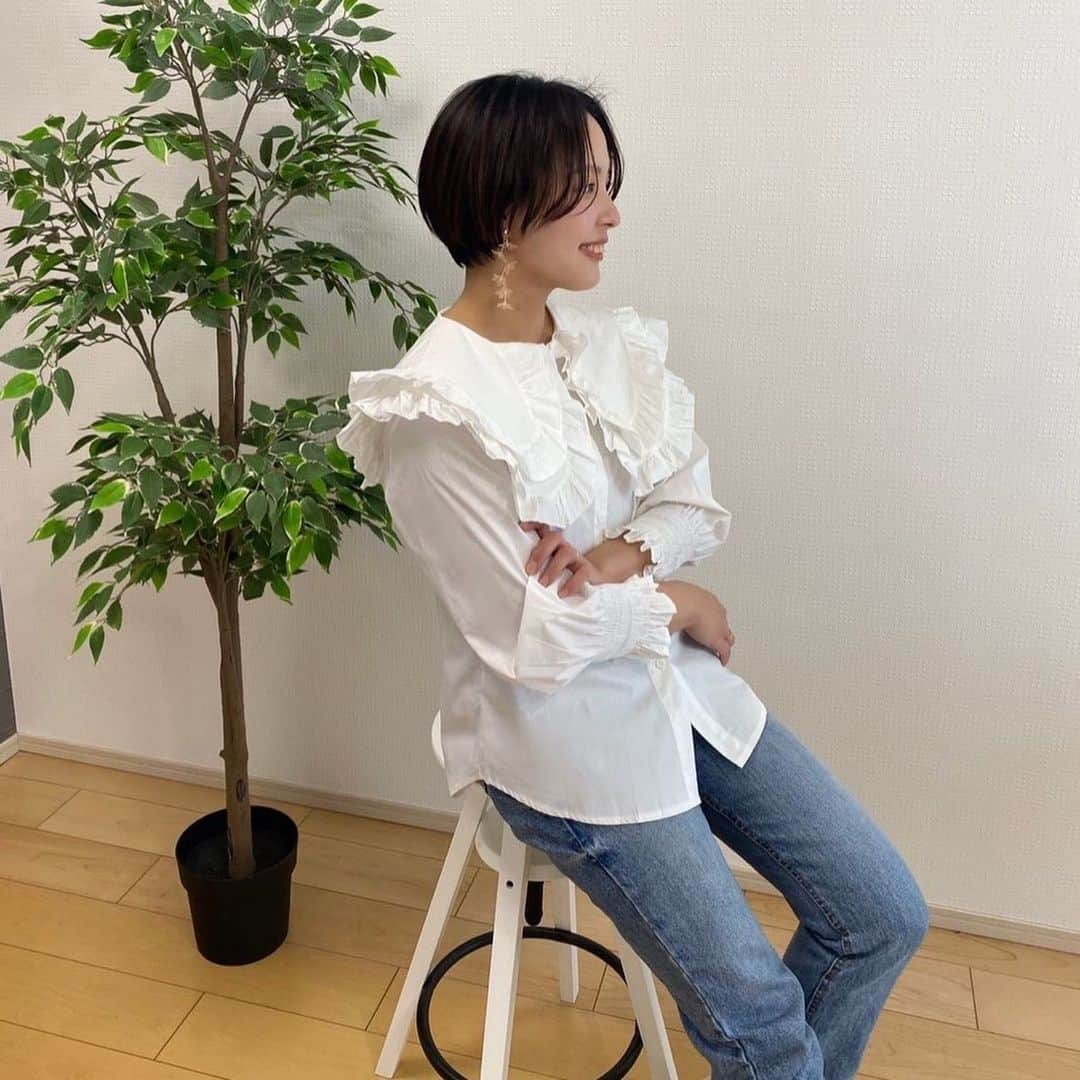 lily112988さんのインスタグラム写真 - (lily112988Instagram)「: #lefuacloset . . 流行ってるのは わかってたんだけど……  やっぱり キャラに合わないよなぁ🤣 って敬遠してた #ビッグカラー   わたしでも着られるやつに 出会っちゃった🙊💭💖  ヴィンテージライクなフリルだから 甘々にならず ピエロにもならず🤡☜ しっくり来たーーーー✨  まだ1枚で着るには寒いけど ニットとかスウェットとか 春先はベスト合わせも可愛いかなぁ🥰 妄想膨らむぅ☺️💭  @lefua.closet  #レフアヴィンテージフリルビッグカラーブラウス  今夜22時✌️発売✌️  他にも新発売たくさんあるから (ホントは全部載せようと思ったのに 時間なくて間に合わなかった🤣) チェックしてみてねーん😘 . . . #プチプラコーデ #プチプラファッション #ママコーデ #大人コーデ #アラサーコーデ #スニーカーコーデ #スニーカー女子 #大人カジュアル #大人カジュアルコーデ #アラフォーコーデ #大人可愛いコーデ 　#春コーデ #ブーツコーデ #春コーデ #通勤コーデ #olコーデ #シャツコーデ #ブラウスコーデ #ブラウス #シャツ  #ビッグカラー #ビッグカラーシャツ #セーラーカラー #セーラーカラーブラウス #レフア #レフアクローゼット #レフア #レフジョ」1月22日 21時34分 - lily112988