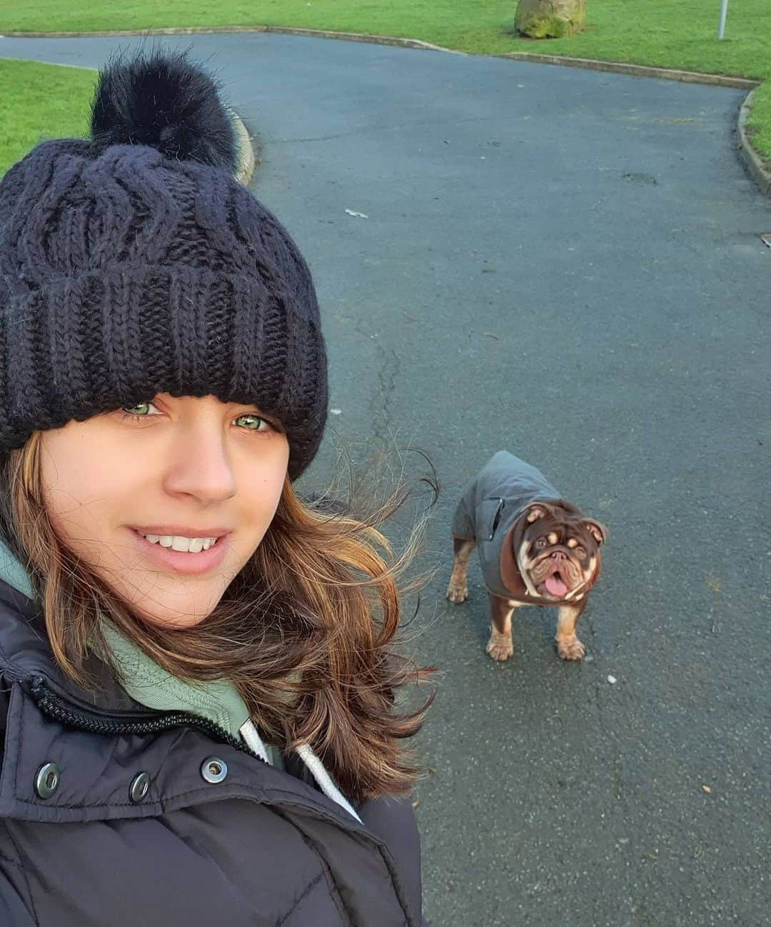 ジョージア・メイ・フットのインスタグラム：「It's cold. But we good @rkidbarry ❄ 🐾」