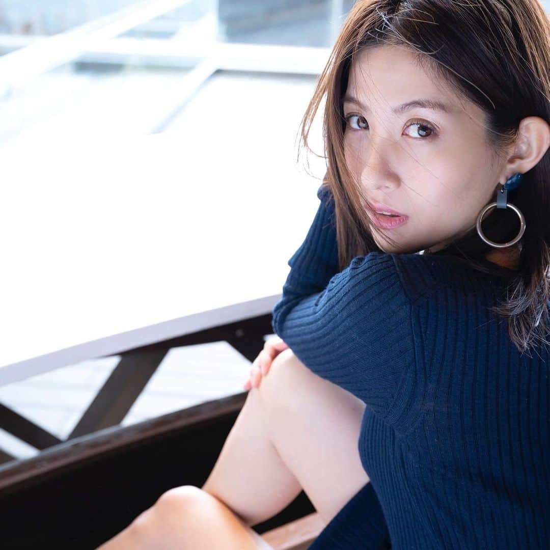 のインスタグラム：「年女記念！！(笑) はじめてのカレンダー、発売します✨✨ 今まで手に取れる形の物を発売したのは15年前のDVDくらいで、ほとんどなかったんだけど。 なんとなく今は、手にすることで伝わる気持ちみたいなのを詰め込みたかった。 届くといいな。  3月中旬に発売開始になるよ。 12年に一度？(笑)の気まぐれカトリエグッズだから、ぜひ手に取って欲しいな。  詳しくはA1ショップのHPにあるよ！↓  ⌘⌘⌘⌘⌘⌘⌘⌘⌘⌘⌘⌘⌘⌘  「加藤理恵デスクトップ・カレンダー」(2021・4～2022・3)  ⭐️詳細はこちら⭐️ https://a1-shop.jp/2021/01/15/元ミスマガジン「加藤理恵デスクトップ・カレン/  ⭐️動画はこちら⭐️ https://youtu.be/ka7VNGdeRk4」