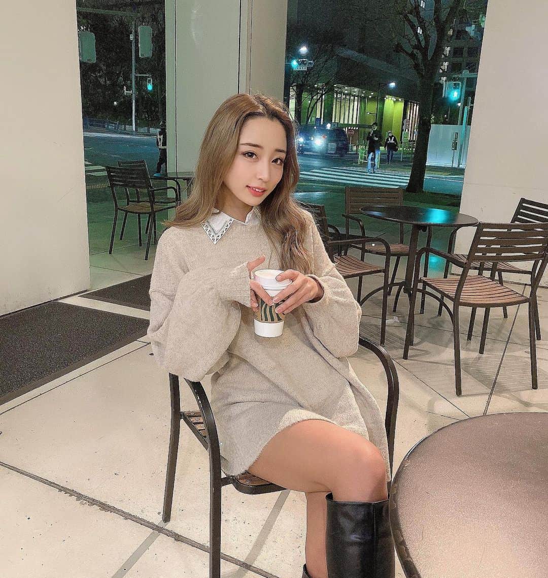 石田みかのインスタグラム：「. . 最近スタバはカモミールティー👶 . .  【カモミールティーの代表的効果】 □ 高ぶった気持ちが落ち着く鎮静効果 □ 安眠効果 □ 体を温める作用・冷え性改善効果 □ 頭痛、生理痛などの鎮痛効果  . . とってもリラックスできるからオススメ😌 もちろんストレートでね👶♡ . . #ラウンドガール #筋トレ女子 #ダイエット生活 #グラマラスボディ #美尻トレーニング #ジム活 #ジムウェア #トレーニングメニュー #ボディメイク女子 #スクワット #ウェイトトレーニング #体重公開 #減量メニュー #キックボクシング #ボクシング女子 #japanesegirl #japanese #tokyo #日本女孩 #我的最愛」