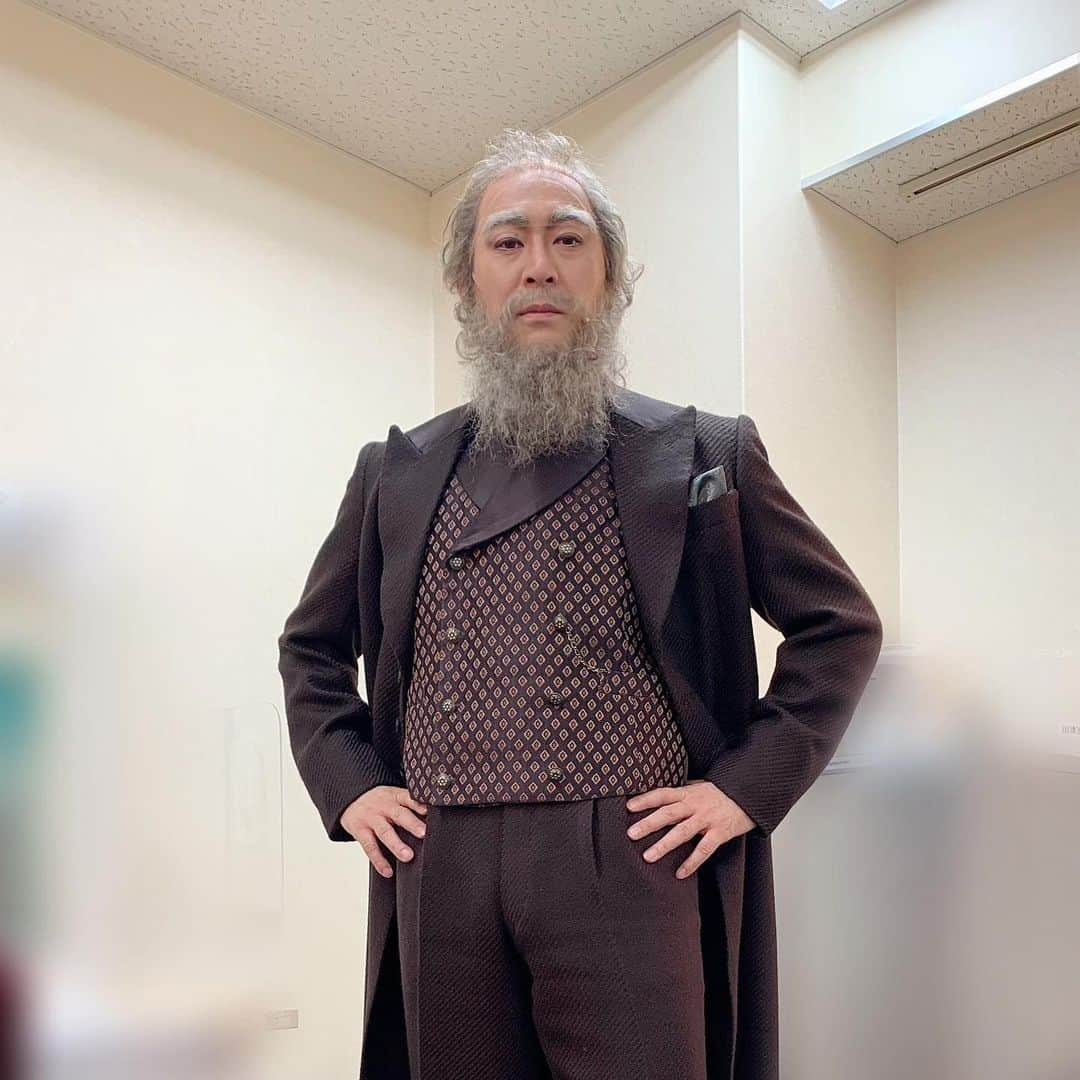 福井晶一さんのインスタグラム写真 - (福井晶一Instagram)「大阪13公演目、無事に終演！ 本日はお足元の悪い中ご来場くださりありがとうございました。  本日よりいよいよラストウィークに突入しました。 そして明日のマチネ12時公演はライブ配信もございますよ。 全国の皆様、是非ともこの機会をお見逃しなく！！  写真はもう一つの役、オルコット大佐です。 なかなか濃いキャラクターなのですがブラヴァツキーの涼風真世さんと共に楽しんで演じてますので皆様もぜひ楽しんでください。  #ポーの一族 #梅田芸術劇場 #明日はライブ配信 #オルコット大佐 #福井晶一」1月22日 21時37分 - shoichi.fukui