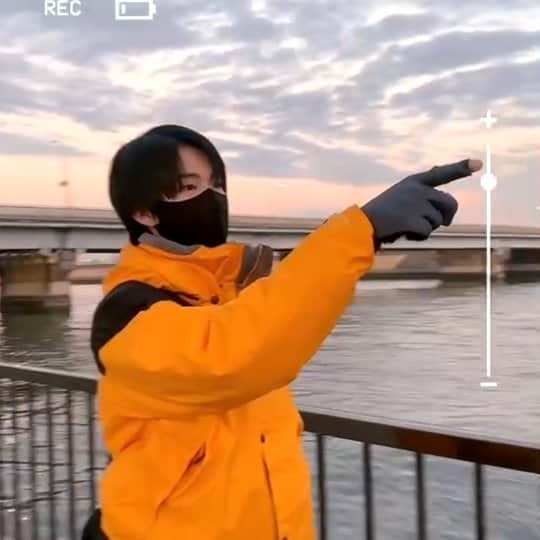 外山将平のインスタグラム：「お散歩釣行🎣 セイゴちゃんが遊んでくれました！ 早くバチ抜けないかなぁ  釣りうまくなりたい  @yuusuke__takahashi さんの動画みて 釣りの勉強してます😊  #今日の外山 #役者#俳優#外山将平#fashion#釣り#趣味#fishing#釣り好きな人と繋がりたい#ライトショアジギング#ショアジギング#ルアーフィッシング#DAIWA#majorcraft#blueblue#釣りスタグラム#シーバス#東京湾奥」