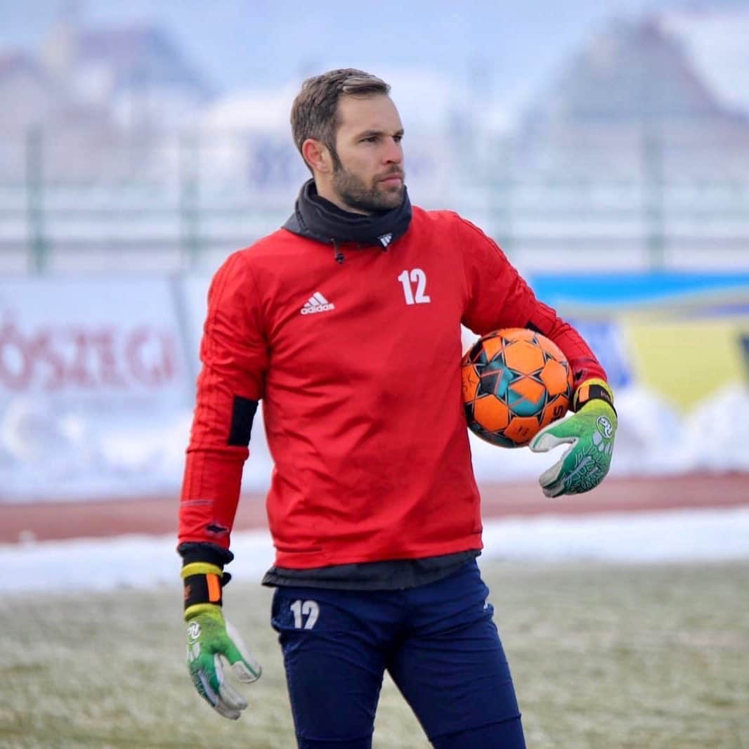 ヘスス・フェルナンデス・コラードのインスタグラム：「F⚔️O⚔️C⚔️U⚔️S - 💪🏼👊🏼💪🏼#picoftheday#instamood #football#goalkeeper#sepsiosk#rggoalkeepergloves」