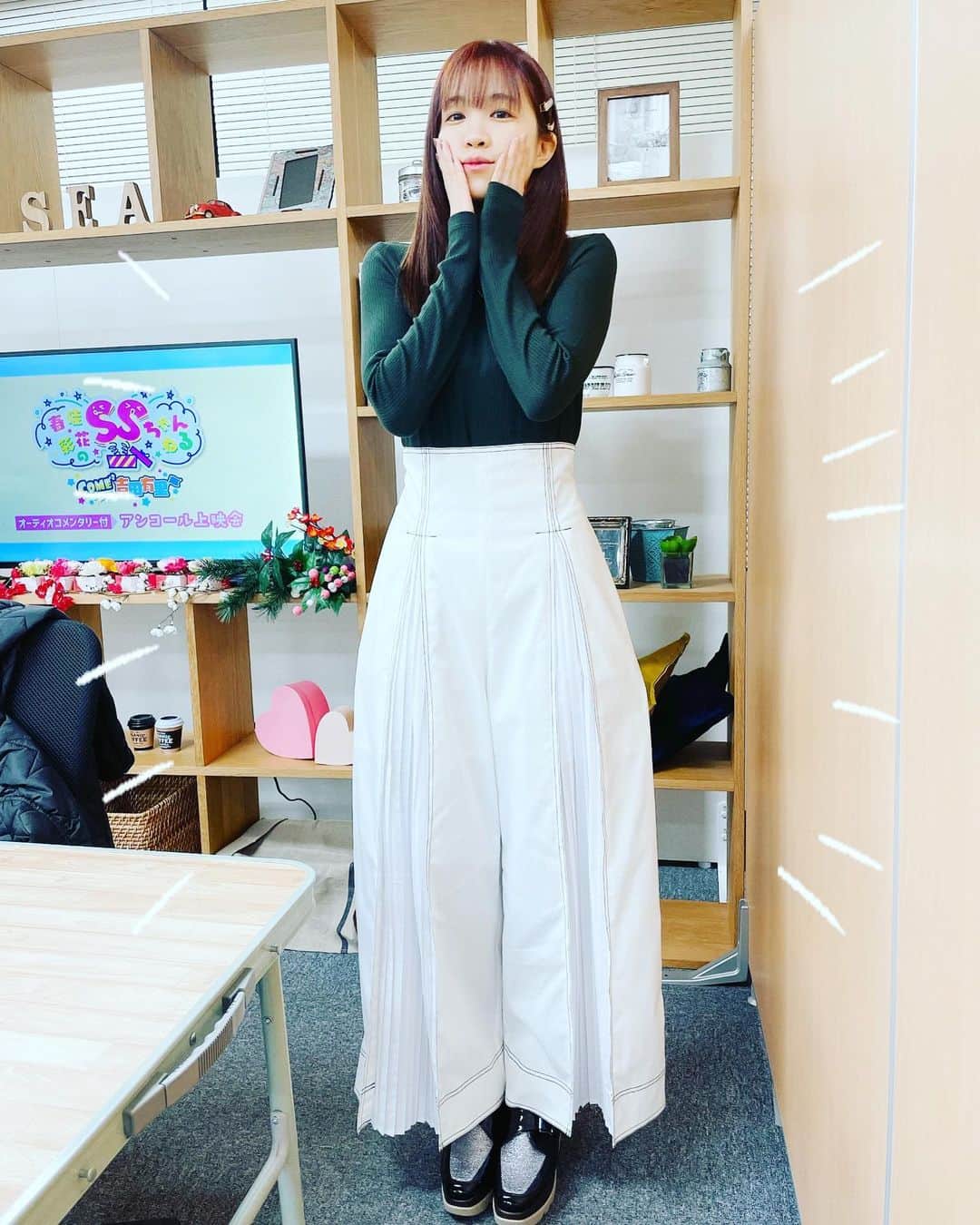 諏訪彩花のインスタグラム：「昨日ぱるにゃすが撮ってくれた。 おろしたてのパンツだったんだー☺️💕わーい。プリーツ部分がお気に入りだよ。 最後のやつ、なんか名古屋名物のナナちゃん人形みたいになってて笑った🗼笑。」