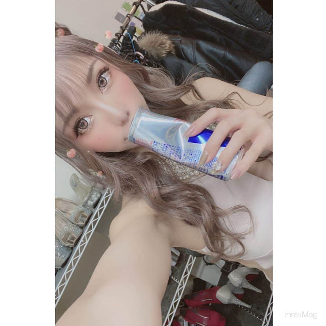 あゆかのインスタグラム：「元気の源さん、レッドブル！ 毎日飲んでる！！！ ほんとは毎日飲むのだめらしいけど🌚 . あ、加工で缶潰れてるんじゃないよ、 潰して飲むのが癖だから潰れてるんだよ！笑笑  .  #千葉キャバクラ#千葉富士見キャバ嬢#千葉富士見町キャバ嬢#千葉富士見キャバクラ#arドレス#ジュエルズドレス#オンラインキャバクラ#ファッション好きな人と繋がりたい#ヘアメイク#お家スタイル#息してる？#followｍe4 #follow4like#followtrain」