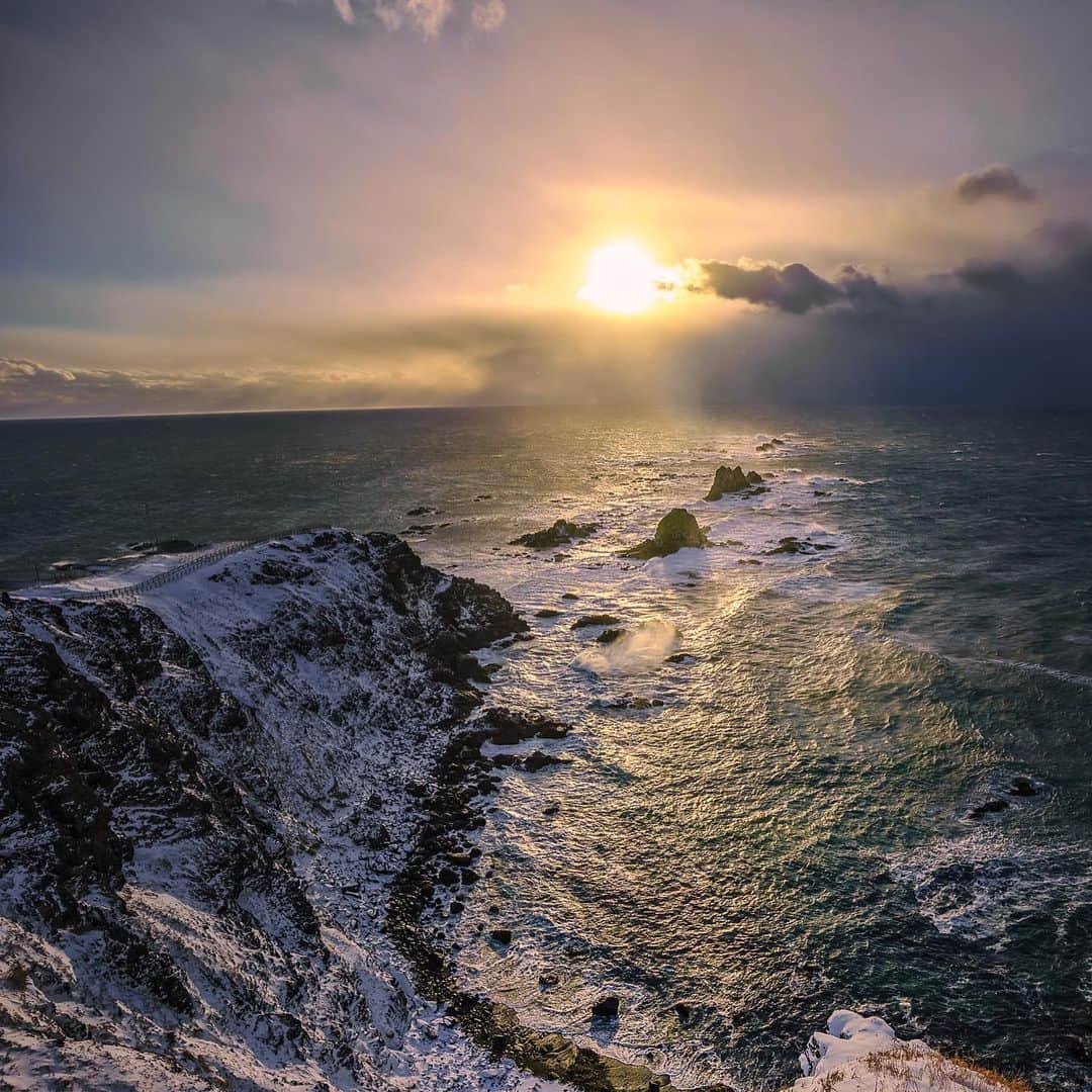 KAGAYAさんのインスタグラム写真 - (KAGAYAInstagram)「冬の襟裳岬（えりもみさき）。 １、岬に昇るオリオン。 ２、黄金の朝日。 三脚が倒れそうな強風の中の撮影でした。（2018年、北海道にて撮影） #星空」1月22日 21時50分 - kagaya11949