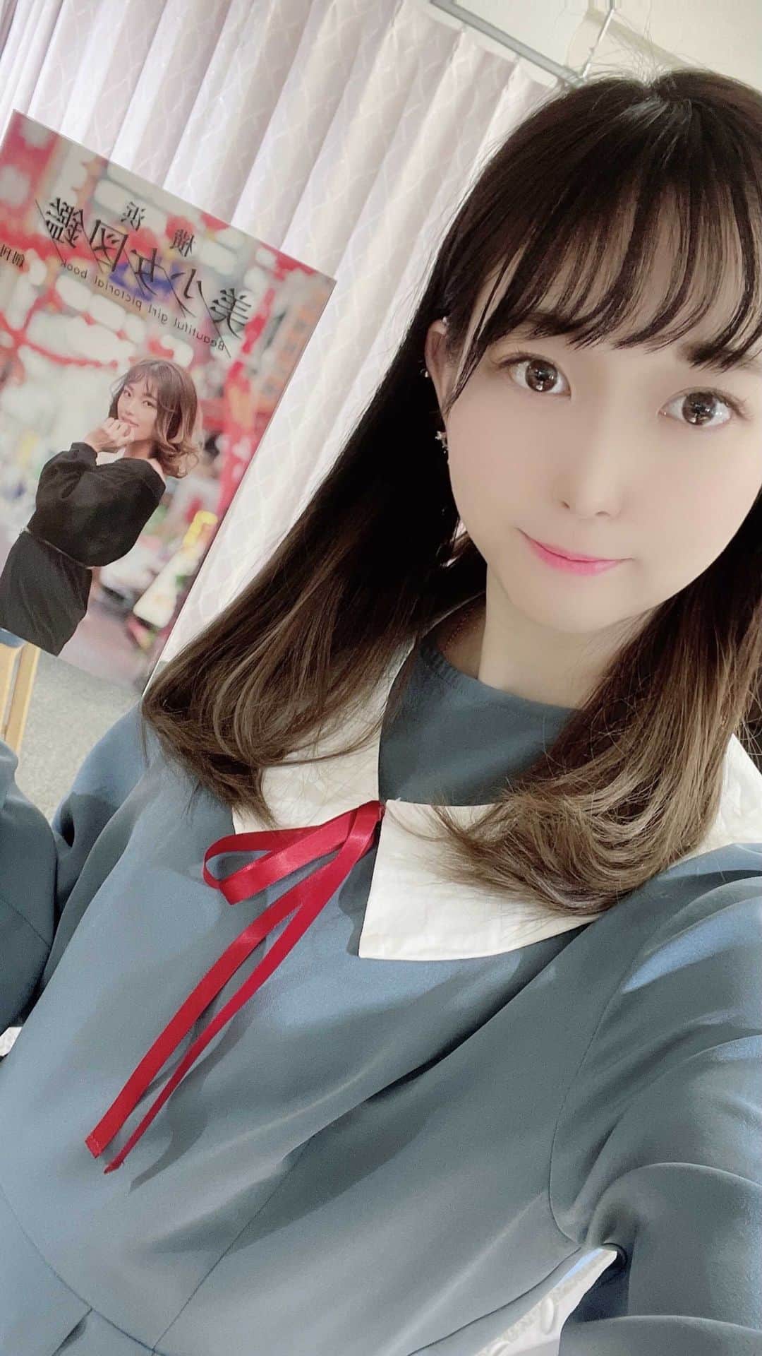 大崎菜々子のインスタグラム：「広告モデルを務めさせていただいた「横浜美少女図鑑」の創刊号本誌にもモデルとして掲載されています✨  地元横浜で撮影できてとっても楽しかったです！  京急線の駅でgetしてね〜！  #横浜美少女図鑑 @kanagawa_bishoujo_zukan #広告モデル #横浜デート #横浜中華街 #夜景 #地元 #みなとみらい #神奈川観光 @bishoujozukan_official #ラジオパーソナリティー #我的最愛  #fashiongram #좋아요 #팔로우미 #오오티디  #패션  #패션스타그램 #casual #streetfashion #SSH#model #cosplayer #l4l #girl  #cute #かわいい#instagood #色白女子 #ブルベ夏  #makeup #cosmetics」