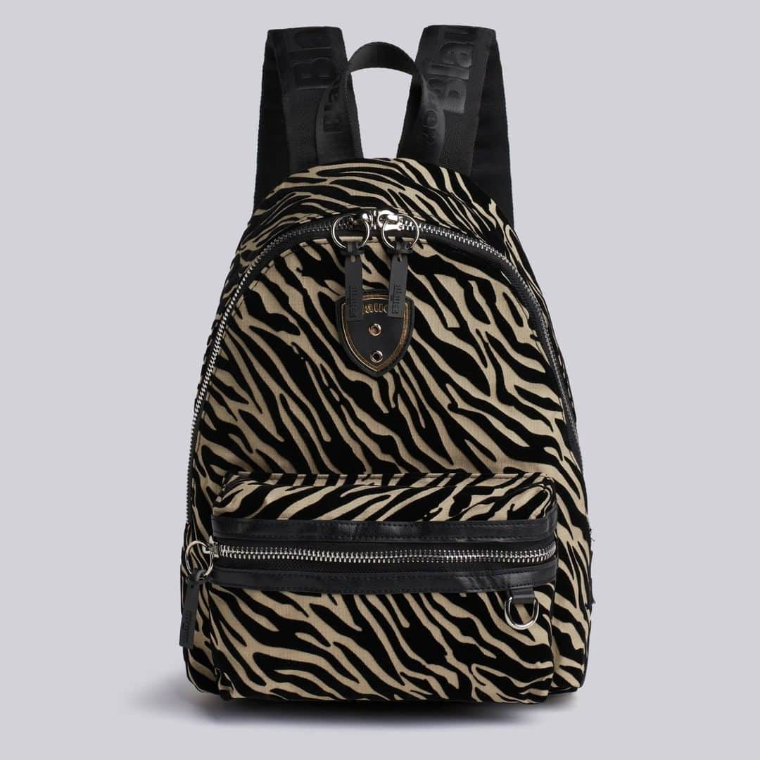 ブラウアーさんのインスタグラム写真 - (ブラウアーInstagram)「The desire of discover is an innate strong law of the human being nature. #Blauer #Blauerusa #FallWinter2021 #Backpack #Animalier」1月22日 21時45分 - blauerusa