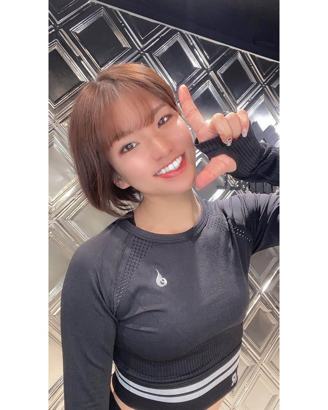 ほなみのインスタグラム：「. ✌️💕 今日もお疲れ様でした♡ なりたい自分を常に思いながら 日々過ごしていくぞ〜〜☺️❣️ 失敗も悔しさも喜びも嬉しさも！ 全て自分の成長に大切な感情☺︎  今日はね、昨日のストーリーみて たくさんの方がDMくださって嬉しかった💕 みなさんいつも本当にありがとう☺️♡ 優しい方ばっかりだあ〜 . ゆっくりおやすみなさい☺︎」
