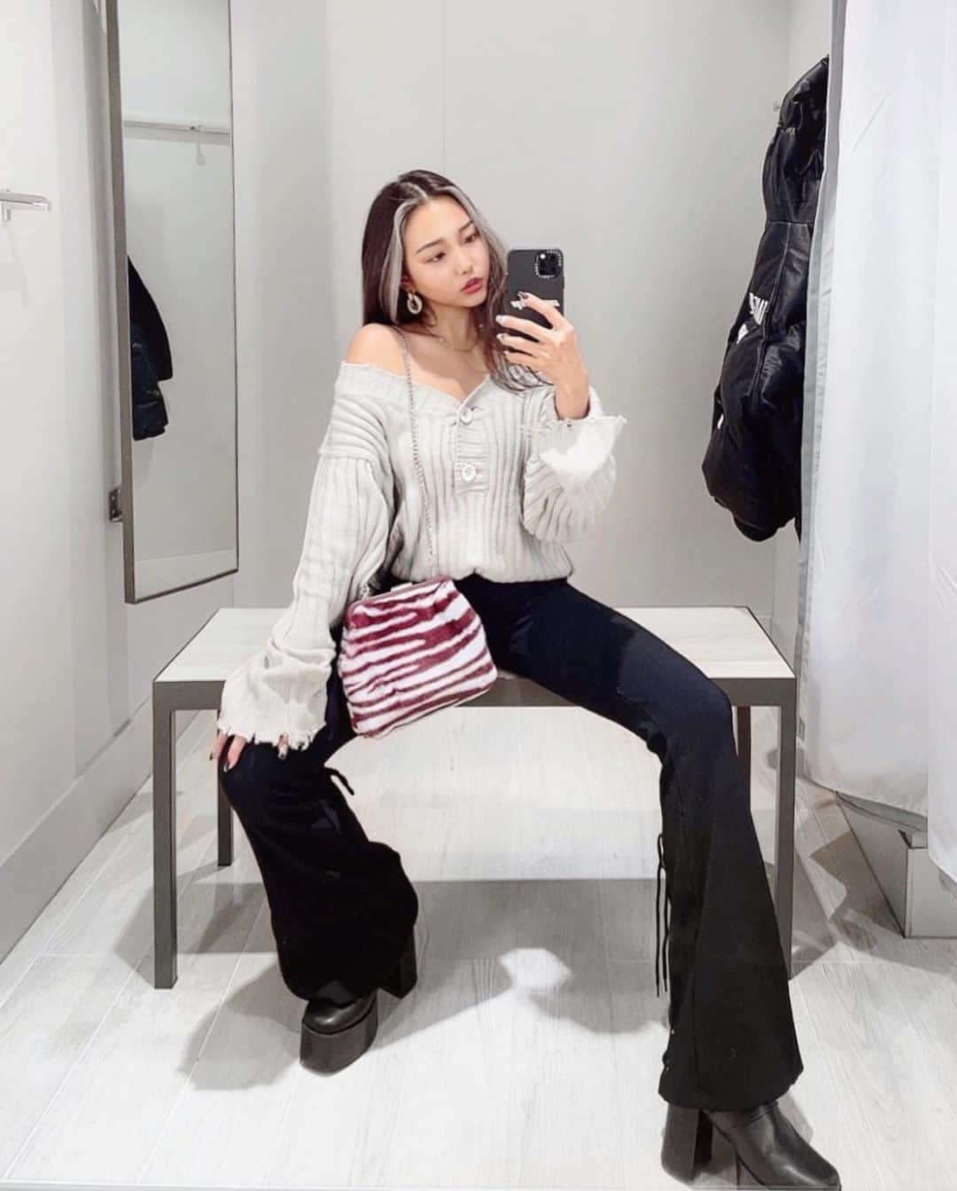 のインスタグラム：「全身　@rogerandraw の日🥰  後ろにかけてあるダウンもニットもパンツも！♡  バッグはzaraで欲しいと思ってたやつこの前セールで安くなってたから即購入🔥  #ootd#jacket#outer#knit#fashion #ファッション#プチプラコーデ #冬コーデ#アウター#ニット#低身長コーデ #アクセサリー#ネックレス#毎日コーデ#l4l#zara#ザラコーデ」