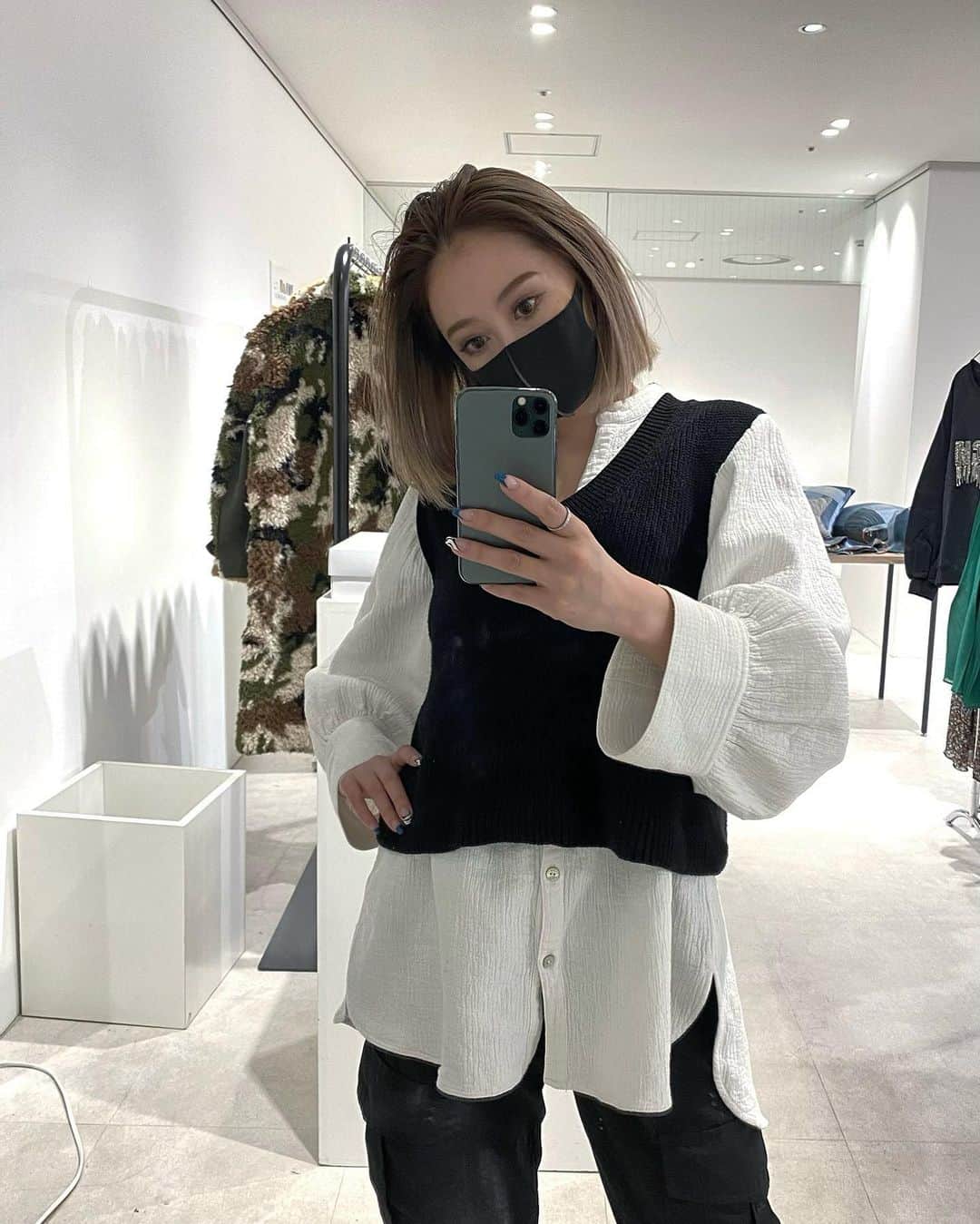 藤井萌さんのインスタグラム写真 - (藤井萌Instagram)「ふりま１日目。 あっという間に時間が過ぎた🙂 いろんな方が来てくれて 嬉し過ぎた🥺ありがとうございました♡ ㅤㅤㅤ 明日も明後日も丸井でフリマやってまーす🙂✨ ㅤㅤㅤ #立ち仕事って足痛すぎかも🦶 #丸井今井 #フリーマーケット #札幌」1月22日 21時57分 - fujii_moe
