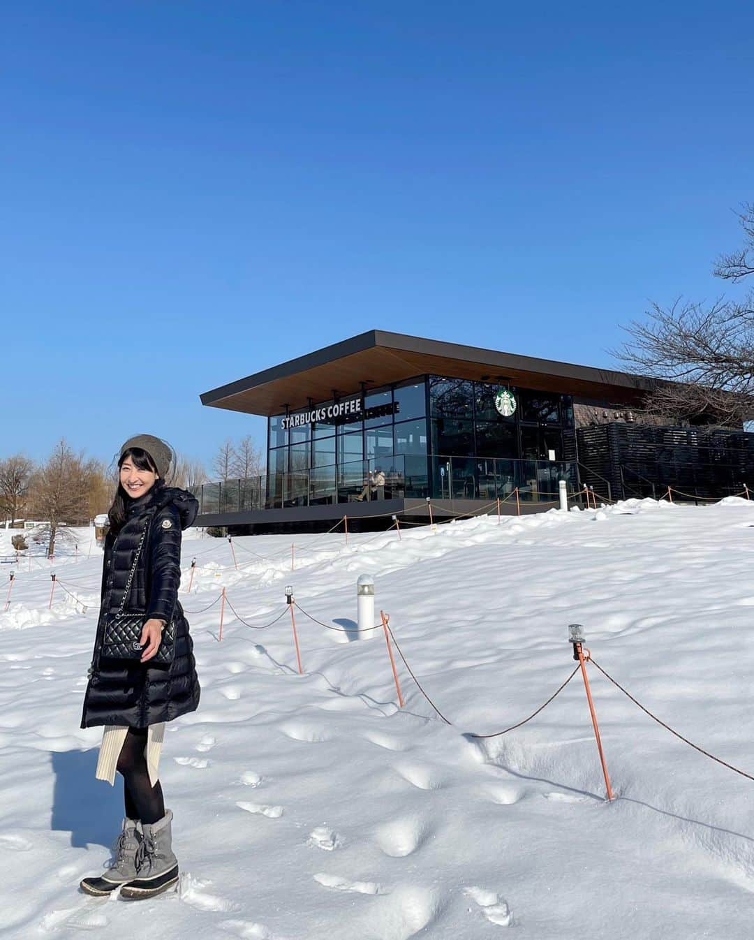 土屋香織さんのインスタグラム写真 - (土屋香織Instagram)「☕︎.富山 環水公園 𝕊𝕥𝕒𝕣𝕓𝕦𝕔𝕜𝕤 𝕔𝕠𝕗𝕗𝕖𝕖 載せたい写真が渋滞中で振り返り投稿♡ 世界一美しいスタバと呼ばれているこちらの店舗⸜(๑⃙⃘'ᵕ'๑⃙⃘)⸝⋆︎* . 素晴らしい景色でした( ˘͈ ᵕ ˘͈ )✧︎*。❄︎ . . . #世界一美しいスタバ #スターバックス #starbucks #starbuckscoffee #starbucksjapan #coffeeaddict #coffeeandseasons #coffeelover #富山 #retrip #女子旅 #環水公園 #富山カフェ #富山旅行 #富山観光 #retrip_富山 #タビジョ #genic_pt #otonatabi_japan #stayway女子旅 #ファインダー越しの私の世界 #tokyocameraclub #retrip_nippon #toyama #かおvoyage #たびすたぐらむ #旅行好きな人と繋がりたい #旅行コーデ #旅行好き女子 #旅スタグラム」1月22日 22時08分 - kaorintsuchiya