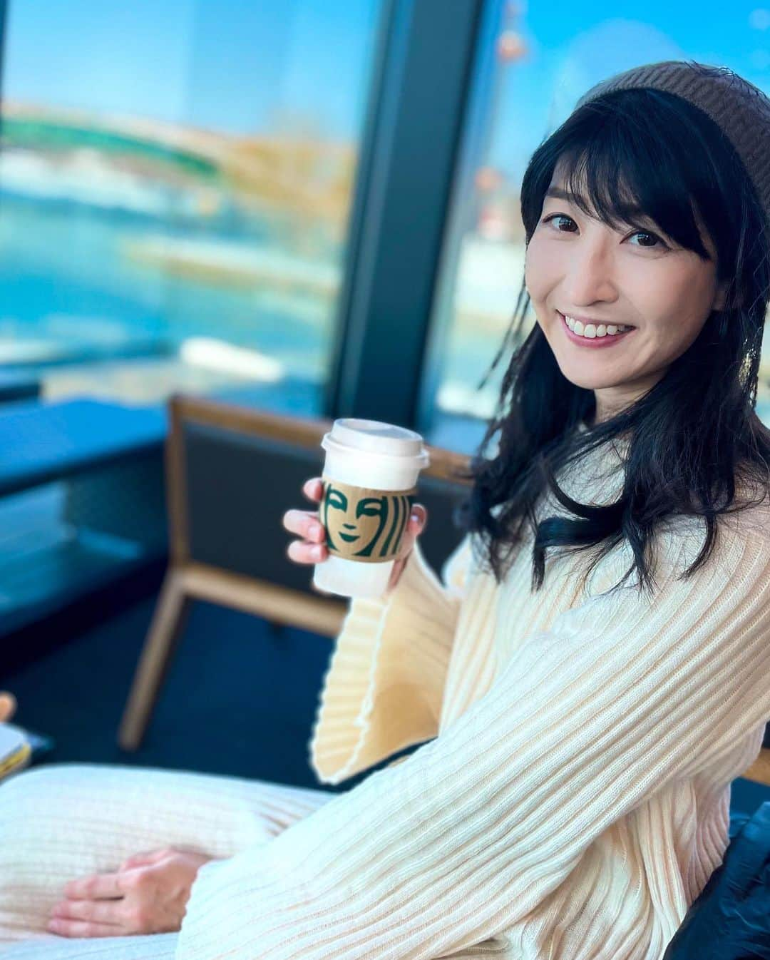 土屋香織さんのインスタグラム写真 - (土屋香織Instagram)「☕︎.富山 環水公園 𝕊𝕥𝕒𝕣𝕓𝕦𝕔𝕜𝕤 𝕔𝕠𝕗𝕗𝕖𝕖 載せたい写真が渋滞中で振り返り投稿♡ 世界一美しいスタバと呼ばれているこちらの店舗⸜(๑⃙⃘'ᵕ'๑⃙⃘)⸝⋆︎* . 素晴らしい景色でした( ˘͈ ᵕ ˘͈ )✧︎*。❄︎ . . . #世界一美しいスタバ #スターバックス #starbucks #starbuckscoffee #starbucksjapan #coffeeaddict #coffeeandseasons #coffeelover #富山 #retrip #女子旅 #環水公園 #富山カフェ #富山旅行 #富山観光 #retrip_富山 #タビジョ #genic_pt #otonatabi_japan #stayway女子旅 #ファインダー越しの私の世界 #tokyocameraclub #retrip_nippon #toyama #かおvoyage #たびすたぐらむ #旅行好きな人と繋がりたい #旅行コーデ #旅行好き女子 #旅スタグラム」1月22日 22時08分 - kaorintsuchiya