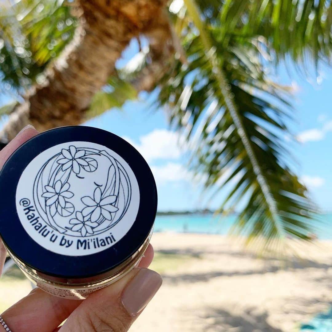 Pualani Hawaii Beachwearさんのインスタグラム写真 - (Pualani Hawaii BeachwearInstagram)「カネオヘの山の薬草から作られたラウカヒ軟膏。ウニキを経たクムフラが作るケミカル一切不使用の自然素材。けれどヒーリング力が強く、肌の弱い方にも自信を持ってオススメする一品です。  #Repost @maseyuki ・・・ #supportlocal .  オアフ島のウィンワードサイドと呼ばれる東側にある町カハルウ在住のミイラニさんが丁寧に丁寧に作る 「ハワイアン軟膏」@atkahaluu  この軟膏は、ハワイの薬草「ラウカヒ」入りで、 ハワイのマナ (パワー) がカラダを癒してくれます💙  日焼け後、切り傷やかすり傷、虫刺され、肌荒れ、 オムツかぶれなどにいいらしく、 ものすごい効く！と噂の軟膏  @mimihoriuchi さんのインスタで知って、 吹き出物ができた時に慌てて モンサラットにある @pualani_hawaii_beachwear に買いに行きました✨  吹き出物そのものは、これを塗って治る！ というわけではないというか、 私の吹き出物は、潰さないと絶対治らないので、 潰した後にこれを塗ったのですが、 その傷の治りが早くてびっくり😳  いつも潰した後は、 けっこう痕になっちゃうのですが、 この軟膏のおかげかいつもより痕も気にならない😍  そして、何より驚いたのは、 コロナの影響で毎日頻繁な手洗いと 除菌シートやらアルコールの使い過ぎで ボロボロだった指先が、 吹き出物の痕にこの軟膏を毎日塗り込んでいる間、 いつの間にやらガサガサじゃなくなっていたこと！  吹き出物をつぶした傷が治って 軟膏塗らなくなったら 指先がまたガサガサになって、  あ！指先が最近ガサガサしてなかったのは 軟膏のおかげだったのか！ と気付いたんです✨  お値段も$15とお手頃なので 毎日たっぷり使ってます。  最近は足のかかとのガサガサにも これを塗ってます。 ハワイにいると、毎日ビーサンだから かかとガサガサになるよね🦶 それにもオススメです❤  @pualani_hawaii_beachwear のオンラインショップでも購入できます。  ちなみに原材料は、ラウカヒ、オリーブオイル、ココナッツオイル、ミツロウ、ティーツリーエッセンシャルオイル  #がんばれハワイ  #ハワイのお土産 #ハワイ旅行 #ハワイの化粧品  #ハワイ子育て #ハワイ育児 #ハワイ出産 #ハワイ移住 #子連れハワイ #生後9ヶ月 #2019年8月生まれ #8月生まれ #男の子ママ #新米ママ #新米ママと繋がりたい #育児記録 #産後ダイエット  #hawaii #ハワイ #hawaiilife #luckywelivehawaii #maseyukihawaii」1月22日 22時08分 - pualani_monsarrat