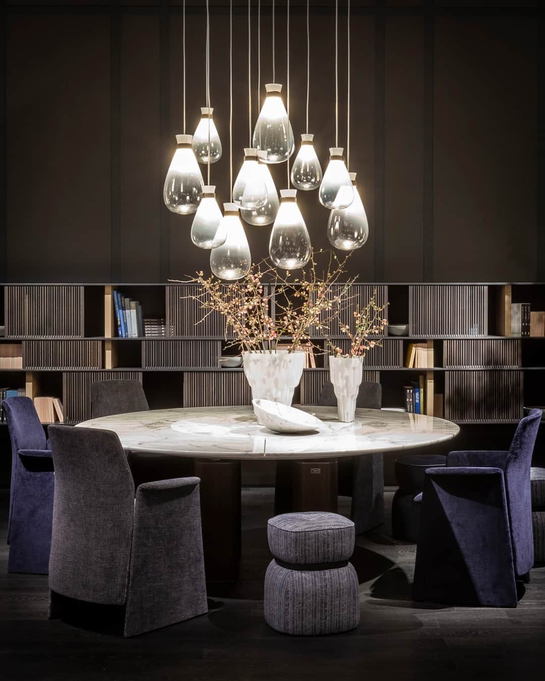 Poltrona Frauさんのインスタグラム写真 - (Poltrona FrauInstagram)「Create a romantic atmosphere with a contemporary chandelier. Set up a magical layout with the Soffi lamp collection by @gamfratesi.  #PoltronaFrau #GamFratesi」1月22日 22時00分 - poltronafrauofficial