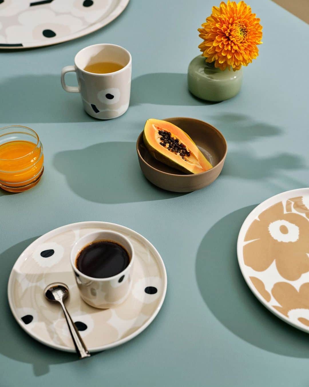 マリメッコのインスタグラム：「With the new season on the horizon and brighter days in our minds, we are setting the table for the weekend with delicate tones of the spring and a daily dose of vitamin C with pops of fresh orange.  ⠀⠀⠀⠀⠀⠀⠀⠀⠀ The beloved Unikko (poppy) pattern is now available in multiple colorways in our home collection: link in the bio. #marimekko」