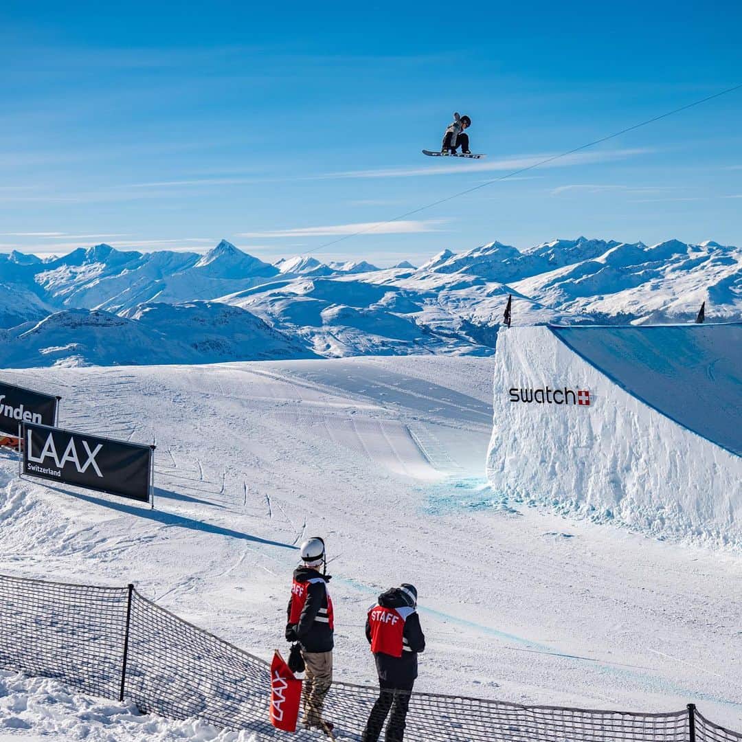 Swatchさんのインスタグラム写真 - (SwatchInstagram)「We’re in @laax, enjoying snowboard at its best at the Laax Open! 🏂 Best freestyle athletes are kicking off the World Cup season in halfpipe and slopestyle. A show like no other! Link in bio. #laaxopen #snowboarding #winter #sport」1月22日 22時00分 - swatch