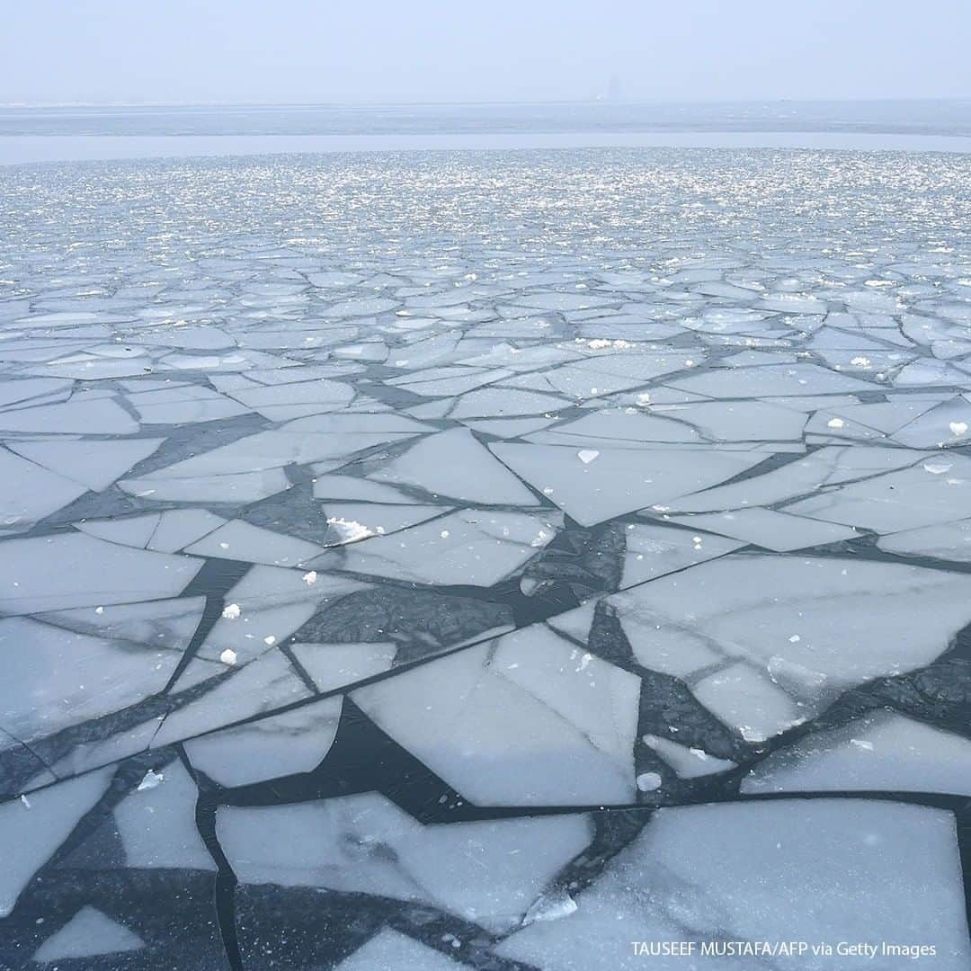 ABC Newsさんのインスタグラム写真 - (ABC NewsInstagram)「A frozen portion of the Dal lake is seen in Srinagar, India. #winter #ice」1月22日 22時00分 - abcnews