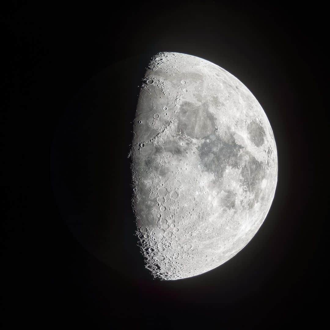 KAGAYAさんのインスタグラム写真 - (KAGAYAInstagram)「十日夜の寒月。 （先ほど望遠鏡を使って撮影） 今日もお疲れさまでした。 #moon  #sonyalpha #α7riv」1月22日 22時02分 - kagaya11949