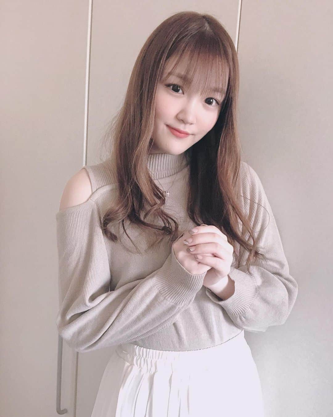 白河希美のインスタグラム：「たまには引きで撮ってみた😆✨﻿ ﻿ 最近はこんな感じの大人可愛いコーデを意識してます💕﻿ ﻿ #大人可愛いコーデ #上品ネイル﻿ #オシャレ女子 #目指してます﻿ #foryoupage #foryou#fyp」