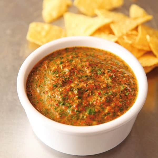 ナイジェラ・ローソンさんのインスタグラム写真 - (ナイジェラ・ローソンInstagram)「Dip your tortilla chips into this! #RecipeOfTheDay is Jumbo Chilli Sauce. And it’s just regular red chillies that are needed: the name of this sauce is explained in the intro to the recipe! .  And to get the recipe, either go to nigella.com or click on link in bio. What I mean by this, is that you tap on my name, which will take you to a page that has a link on it that says www.nigella.com/instagram. When you click on this link, it will take you to a page of photographs: click on the photograph you have want the recipe of and you will be taken to it! . Photograph by Lis Parsons  #veganuary」1月22日 22時03分 - nigellalawson