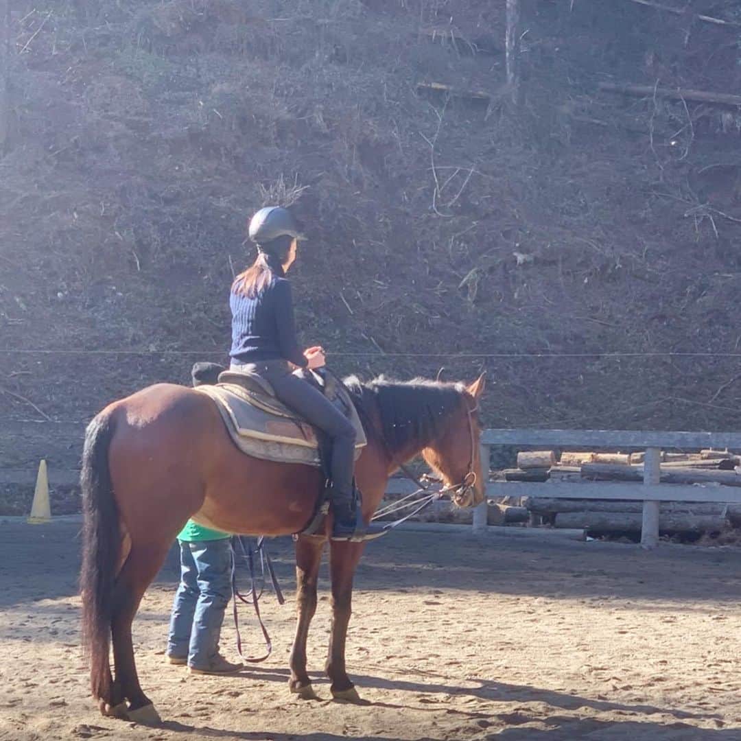 平山真弓さんのインスタグラム写真 - (平山真弓Instagram)「🐎 ステイホームが当たり前となった世の中。 文字通り、連日息子と家に引きこもりだったので、 夫に誘ってもらい乗馬へ🐎 お馬さんはもちろん、自然にもたくさん癒されチャージ完了‼️ なにを思ったかキッズ用のヘルメットをかぶってしまい、 おかしなことになっているのはスルーしてください❣️  #夫さんはだいぶ乗れるので久しぶりの3割増し🏇 #老後は2人で乗りたいですね #1人ラーメンデビュー👏」1月22日 22時03分 - mayu__meee