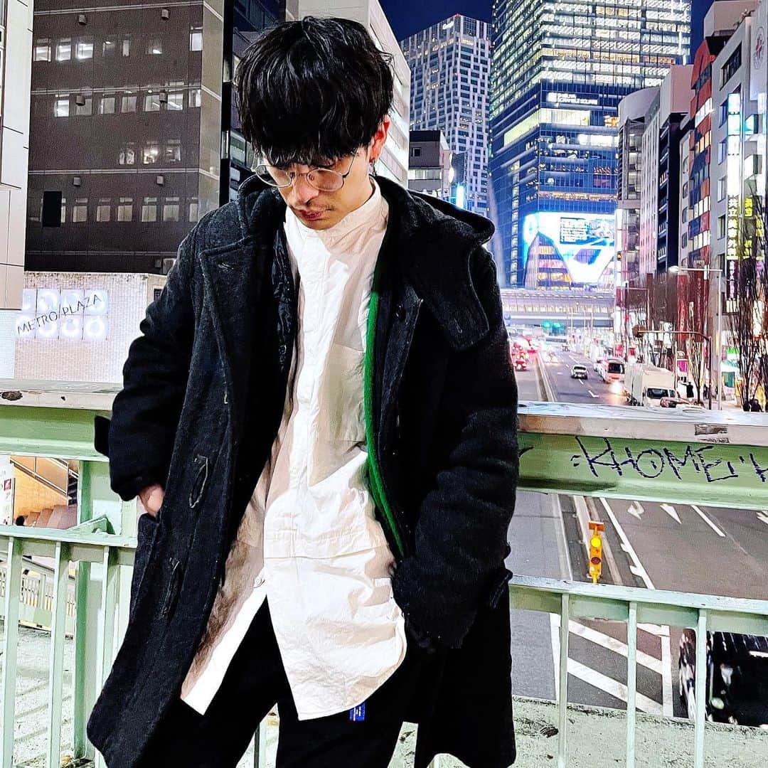 エンドウリョウのインスタグラム：「UNIQLO +J Supima cotton shirt . 丈が長めのシャツ好きです。 よくMVやライブでも着てます。 UNIQLO +Jのシャツは質感とかもよくて、色違いやレギュラーカラーも含め5枚買いました。 そういえば2020年は、UNIQLOめちゃくちゃ買ったなぁ…。  THEME: 白 No.7  #9セレクト #レルエ #紫 #聞いてね #uniqlo  #uniqloコーデ  #jillsander   ********* 新曲「紫」のリリース企画、9枚の写真を集めた「9セレクト」企画が好評だったため、シリーズ化しました👀  テーマに沿って集めた写真を3日ごとに投稿します。今月のテーマは「白」です。 お楽しみに👏🏻👏🏻👏🏻 *********」