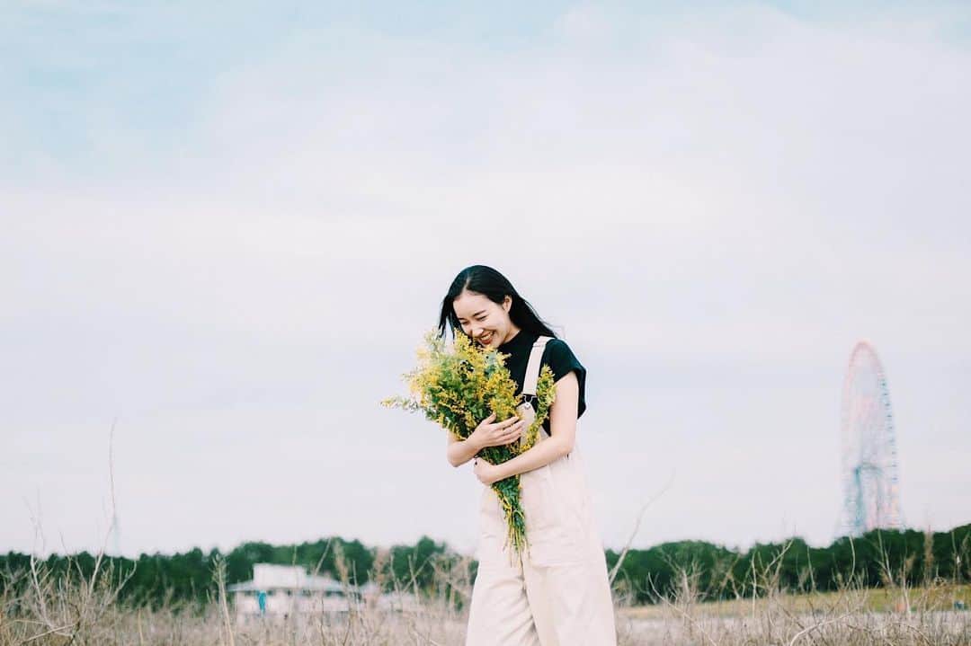 赤坂由梨のインスタグラム：「ㅤㅤㅤ 今年初めてお花屋さんにミモザが売っているのを見つけて 季節はゆっくりしっかり春に向かってるんだなあって思った。  電車に乗っていたら 隣に座っていたおばあちゃんがいきなり片足をずいっと前に出し 足首を時計回りにぐるんぐるん回し始めたので、何事かと思ったら トレインチャンネルの座ったまま出来るトレーニングをやっていて 安心と同時にほっこりした。  3ヶ月ペースで新刊が出る好きな漫画。そろそろ新刊出てるかな〜と本屋さんに行ったら、最後に読み終えたところから2巻も新しい巻が出ていてびっくり。それ程去年(特に年末)はあっという間だったんだなあ。  ミリさんの今日の人生ならぬ 赤坂の最近の日常🙂🙃」