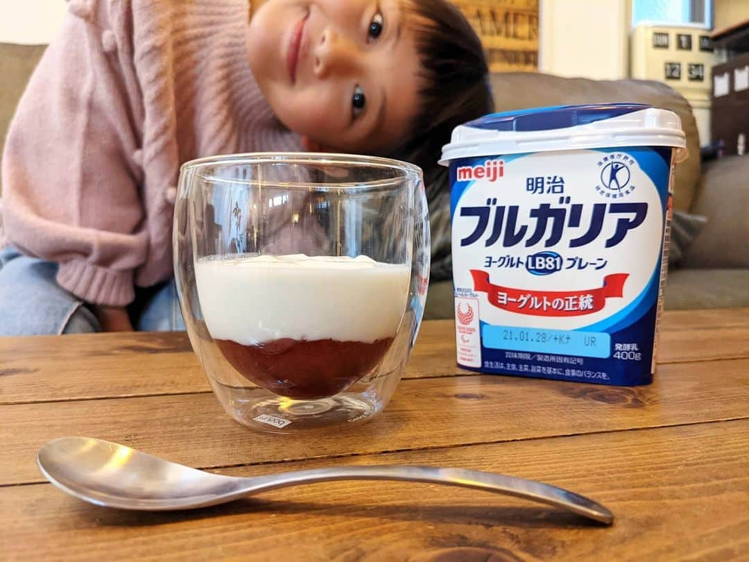 えりさんのインスタグラム写真 - (えりInstagram)「🐮🍓 . . もうすぐ2年生のなぁちゃん👧  好き嫌いが多くて入学前は給食の不安があったけど この1年で牛乳が飲めるようになりました🐮 すごい！！ ヨーグルトも好きになって毎朝食べる習慣がつきました😊 . 特にお気に入りはプレーンヨーグルトとジャムで オリジナルのMYフルーツオンザボトムを作ること♡ フルーツやジャムの上にヨーグルトを重ねるよ！ 先にシンプルなヨーグルトを数口食べてから 混ぜて味変することで最後まで楽しめて良き◎ . 今回使った明治ブルガリアヨーグルトは酸味のバランスも良くて 私はそのままでもあっという間にペロリできちゃうけどね😋 . . #ヨーグルト#プレーンヨーグルト#フルーツオンザボトム#明治ブルガリアヨーグルト#プレーンを楽しむ#PR」1月22日 22時10分 - chloerinrin