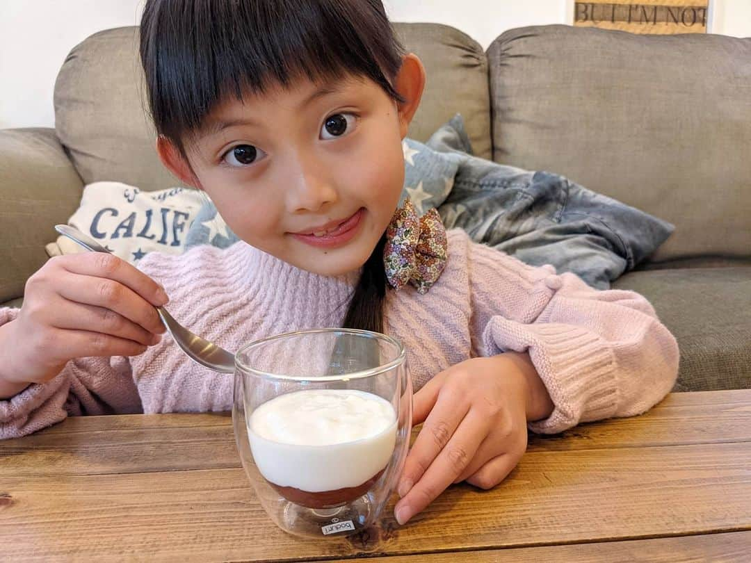 えりのインスタグラム：「🐮🍓 . . もうすぐ2年生のなぁちゃん👧  好き嫌いが多くて入学前は給食の不安があったけど この1年で牛乳が飲めるようになりました🐮 すごい！！ ヨーグルトも好きになって毎朝食べる習慣がつきました😊 . 特にお気に入りはプレーンヨーグルトとジャムで オリジナルのMYフルーツオンザボトムを作ること♡ フルーツやジャムの上にヨーグルトを重ねるよ！ 先にシンプルなヨーグルトを数口食べてから 混ぜて味変することで最後まで楽しめて良き◎ . 今回使った明治ブルガリアヨーグルトは酸味のバランスも良くて 私はそのままでもあっという間にペロリできちゃうけどね😋 . . #ヨーグルト#プレーンヨーグルト#フルーツオンザボトム#明治ブルガリアヨーグルト#プレーンを楽しむ#PR」