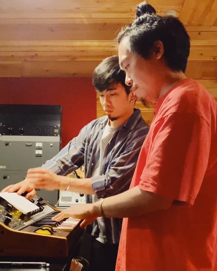 江﨑文武のインスタグラム：「FAMILIA Rec  2人の共同作業  冴え渡る駿のシンセベース  @mllnnmprd #millenniumparade」