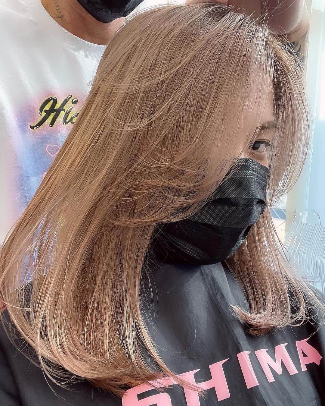 神能裕貴のインスタグラム：「🌫ラフで色気のある海外ヘアー🌫 . . 【エフォートレスカット】 ◉ラフに決まるセットも簡単なカット. ◉ハンパ丈のbangsで色気を演出！ ◉飾らず、抜け間のある雰囲気に！ ◉軽やかで美しい女性. . . 【海外ラフハイライト】 ◉根元は暗めでクールな印象&後がラク. ◉毛先へのグラデーションで顔が明るく見え、肌が綺麗に見える！ ◉bangsに入るハイライトでお顔のハイライト効果を実感! ◉自信と魅力のある女性.  以上の効果が期待できます💫  #effortlesscut#balayage#highlight#shadowroot#ombre #オンブレ#オンブレカラー#ハイライト#バレイライト#バレイヤージュ#海外ヘアー#リアル海外ヘアー#ラフカット#エフォートレスカット#ラフで適当がカッコいい#ラフで色気のあるヘアー#キャメルブラウン#SHIMA#色気#セクシー#sexy#ラフ#クール#髪型ではなく色気を買う時代」