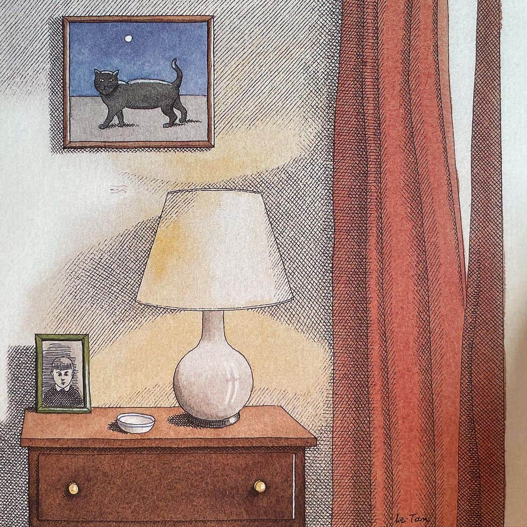 オランピアルタンのインスタグラム：「Lamp, curtain, cat and Alexis in a green frame. Cover for the New Yorker, April 27th, 1987 by @pierreletanarchives (⬅️ follow!)」